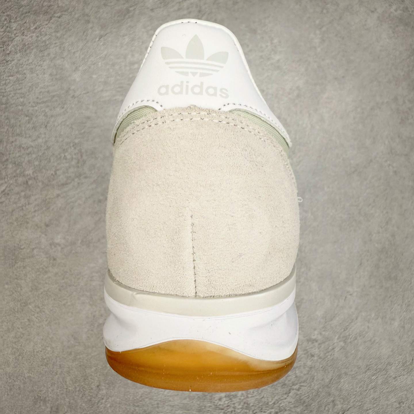 图片[8]-＃HP纯原 AD Wmns SL72 OG 系列德训足球风百搭低帮休闲运动板鞋 JI1281 采用高弹EVA+MODEL+RB三层组合底 区别市面RB一体大底 三层组合鞋底重量与原鞋一致 Originals 将有「T 头鞋」造型的诞生于 1972 年的 SL72 鞋款复刻带回 各位买鞋又有新选择了 1972 年 SL72 问世后 引领了后来阿迪达斯的跑鞋发展方向 其中「SL」代表了 Super Light 彰显了产品轻便的特性 1972 年 SL72 问世后 引领了后来阿迪达斯的跑鞋发展方向 其中「SL」代表了 Super Light 彰显了产品轻便的特性 这次 Originals 延续其轻质经典的基因 带来男女两款 SL72 男生款带来 SL72 RS 鞋型 RS 意为 Reshaped（重塑）鞋款在保留了经典的外观基础上 在尼龙材质里增加了填充物 使鞋型更加挺立和饱满 鞋头则更加圆润 鞋底的 EVA 材质则增加了鞋款的高度 女生款则带来 SL72 OG W 鞋型 OG 顾名思义则是致敬经典款式 相较于 RS（Reshaped）鞋款 鞋身更加纤细 其整体鞋身轮廓、线条、细节、材质上尊崇 70 年代 SL72 的设计 还原经典味道 尺码：36 36⅔ 37⅓ 38 38⅔ 39⅓ 40 40⅔ 41⅓ 42 42⅔ 43⅓ 44 44⅔ 45-选品中心