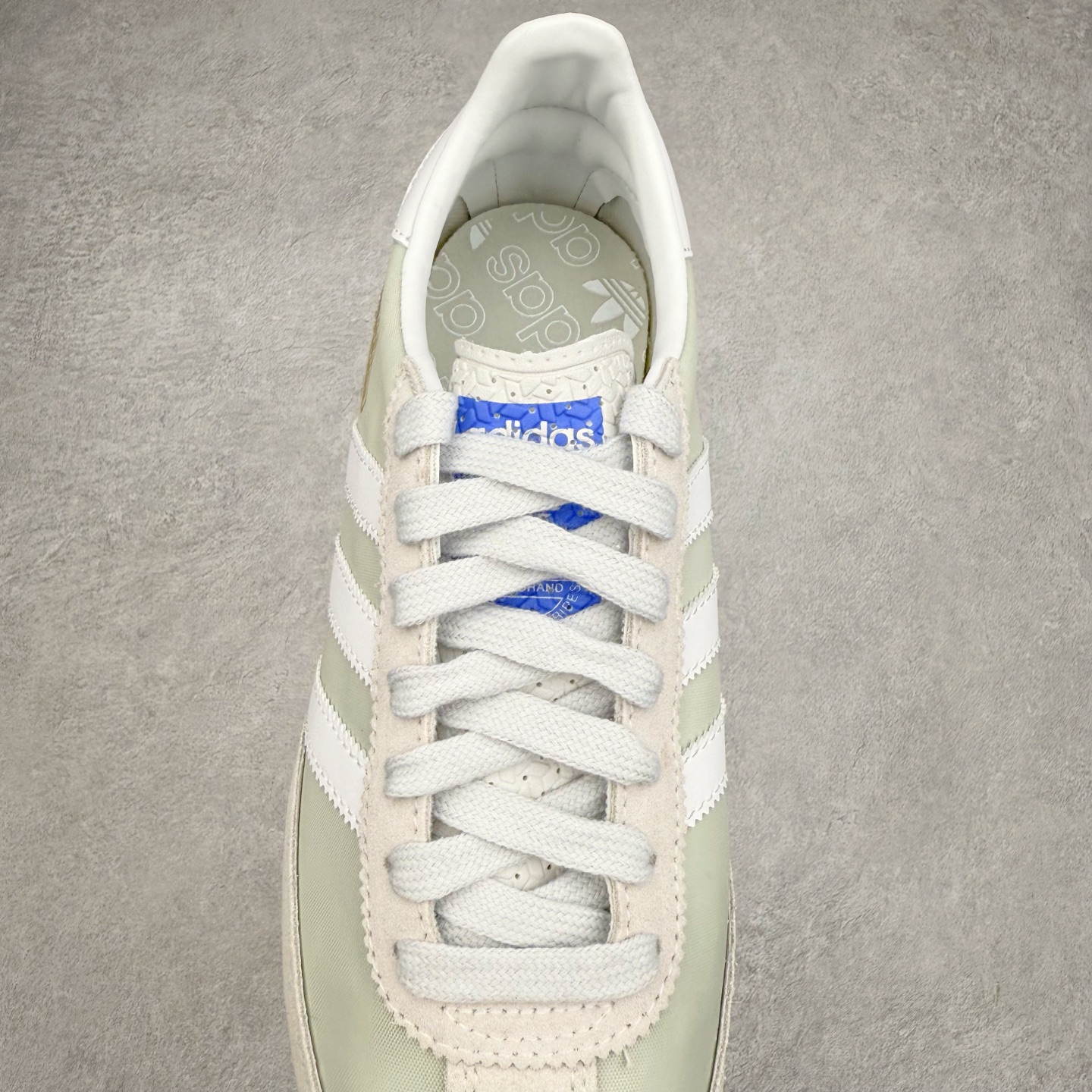 图片[5]-＃HP纯原 AD Wmns SL72 OG 系列德训足球风百搭低帮休闲运动板鞋 JI1281 采用高弹EVA+MODEL+RB三层组合底 区别市面RB一体大底 三层组合鞋底重量与原鞋一致 Originals 将有「T 头鞋」造型的诞生于 1972 年的 SL72 鞋款复刻带回 各位买鞋又有新选择了 1972 年 SL72 问世后 引领了后来阿迪达斯的跑鞋发展方向 其中「SL」代表了 Super Light 彰显了产品轻便的特性 1972 年 SL72 问世后 引领了后来阿迪达斯的跑鞋发展方向 其中「SL」代表了 Super Light 彰显了产品轻便的特性 这次 Originals 延续其轻质经典的基因 带来男女两款 SL72 男生款带来 SL72 RS 鞋型 RS 意为 Reshaped（重塑）鞋款在保留了经典的外观基础上 在尼龙材质里增加了填充物 使鞋型更加挺立和饱满 鞋头则更加圆润 鞋底的 EVA 材质则增加了鞋款的高度 女生款则带来 SL72 OG W 鞋型 OG 顾名思义则是致敬经典款式 相较于 RS（Reshaped）鞋款 鞋身更加纤细 其整体鞋身轮廓、线条、细节、材质上尊崇 70 年代 SL72 的设计 还原经典味道 尺码：36 36⅔ 37⅓ 38 38⅔ 39⅓ 40 40⅔ 41⅓ 42 42⅔ 43⅓ 44 44⅔ 45-选品中心