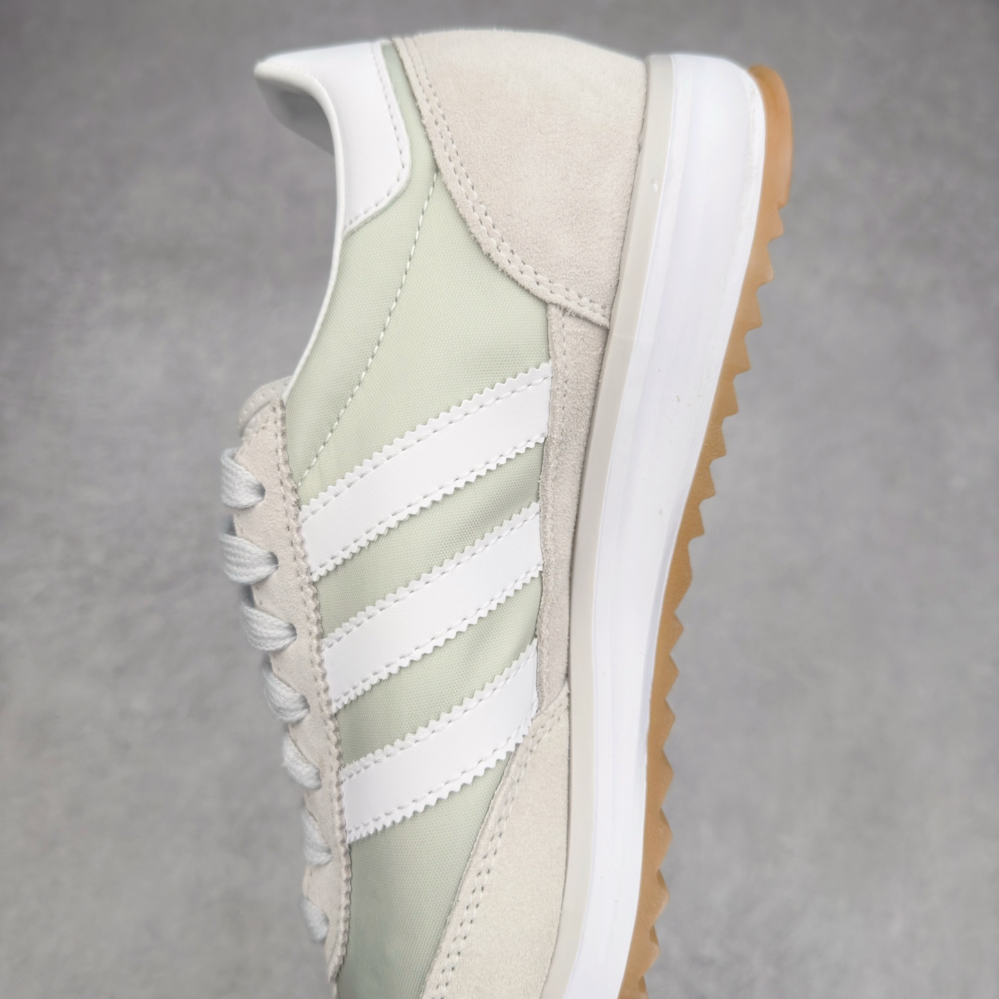 图片[7]-＃HP纯原 AD Wmns SL72 OG 系列德训足球风百搭低帮休闲运动板鞋 JI1281 采用高弹EVA+MODEL+RB三层组合底 区别市面RB一体大底 三层组合鞋底重量与原鞋一致 Originals 将有「T 头鞋」造型的诞生于 1972 年的 SL72 鞋款复刻带回 各位买鞋又有新选择了 1972 年 SL72 问世后 引领了后来阿迪达斯的跑鞋发展方向 其中「SL」代表了 Super Light 彰显了产品轻便的特性 1972 年 SL72 问世后 引领了后来阿迪达斯的跑鞋发展方向 其中「SL」代表了 Super Light 彰显了产品轻便的特性 这次 Originals 延续其轻质经典的基因 带来男女两款 SL72 男生款带来 SL72 RS 鞋型 RS 意为 Reshaped（重塑）鞋款在保留了经典的外观基础上 在尼龙材质里增加了填充物 使鞋型更加挺立和饱满 鞋头则更加圆润 鞋底的 EVA 材质则增加了鞋款的高度 女生款则带来 SL72 OG W 鞋型 OG 顾名思义则是致敬经典款式 相较于 RS（Reshaped）鞋款 鞋身更加纤细 其整体鞋身轮廓、线条、细节、材质上尊崇 70 年代 SL72 的设计 还原经典味道 尺码：36 36⅔ 37⅓ 38 38⅔ 39⅓ 40 40⅔ 41⅓ 42 42⅔ 43⅓ 44 44⅔ 45-选品中心