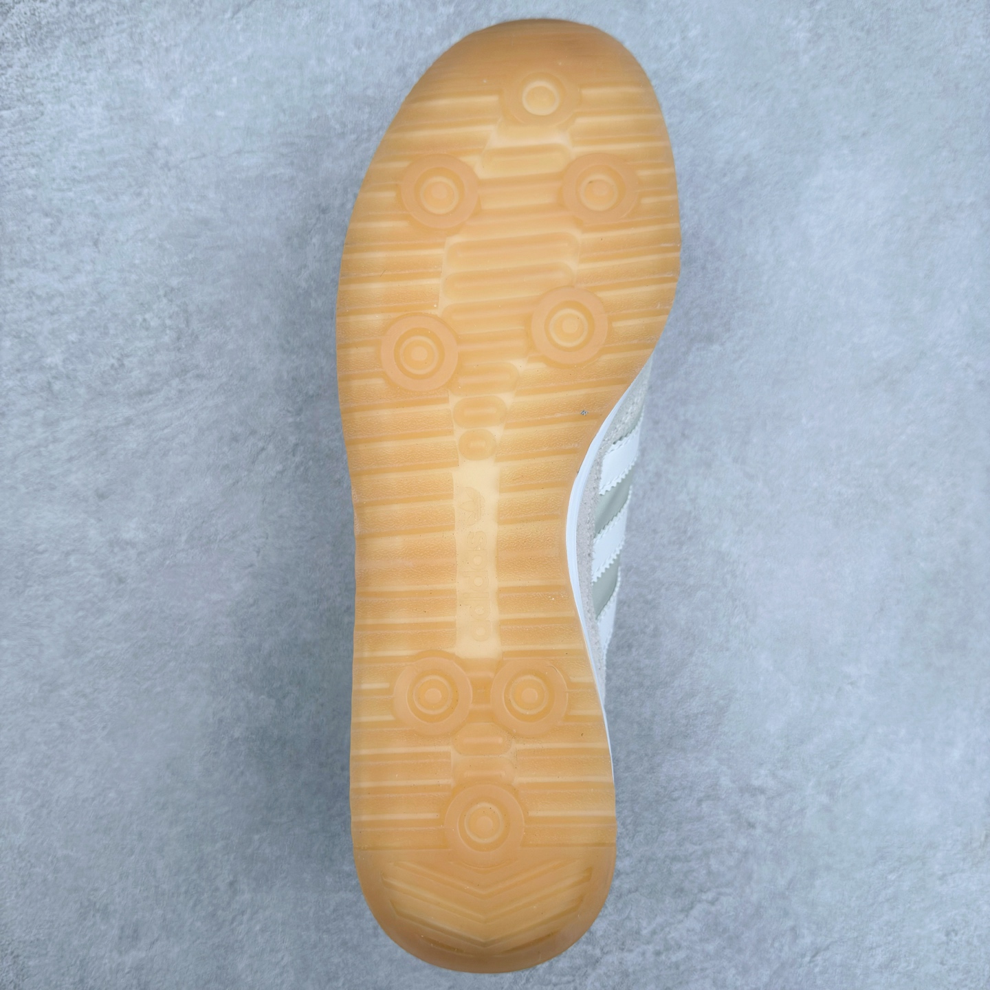 图片[9]-＃HP纯原 AD Wmns SL72 OG 系列德训足球风百搭低帮休闲运动板鞋 JI1281 采用高弹EVA+MODEL+RB三层组合底 区别市面RB一体大底 三层组合鞋底重量与原鞋一致 Originals 将有「T 头鞋」造型的诞生于 1972 年的 SL72 鞋款复刻带回 各位买鞋又有新选择了 1972 年 SL72 问世后 引领了后来阿迪达斯的跑鞋发展方向 其中「SL」代表了 Super Light 彰显了产品轻便的特性 1972 年 SL72 问世后 引领了后来阿迪达斯的跑鞋发展方向 其中「SL」代表了 Super Light 彰显了产品轻便的特性 这次 Originals 延续其轻质经典的基因 带来男女两款 SL72 男生款带来 SL72 RS 鞋型 RS 意为 Reshaped（重塑）鞋款在保留了经典的外观基础上 在尼龙材质里增加了填充物 使鞋型更加挺立和饱满 鞋头则更加圆润 鞋底的 EVA 材质则增加了鞋款的高度 女生款则带来 SL72 OG W 鞋型 OG 顾名思义则是致敬经典款式 相较于 RS（Reshaped）鞋款 鞋身更加纤细 其整体鞋身轮廓、线条、细节、材质上尊崇 70 年代 SL72 的设计 还原经典味道 尺码：36 36⅔ 37⅓ 38 38⅔ 39⅓ 40 40⅔ 41⅓ 42 42⅔ 43⅓ 44 44⅔ 45-选品中心