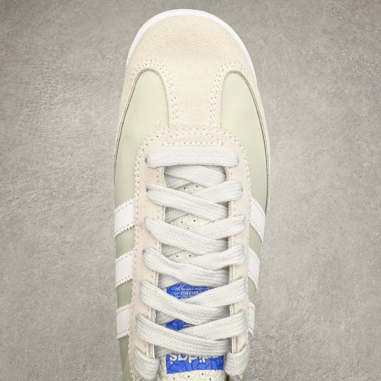 图片[4]-＃HP纯原 AD Wmns SL72 OG 系列德训足球风百搭低帮休闲运动板鞋 JI1281 采用高弹EVA+MODEL+RB三层组合底 区别市面RB一体大底 三层组合鞋底重量与原鞋一致 Originals 将有「T 头鞋」造型的诞生于 1972 年的 SL72 鞋款复刻带回 各位买鞋又有新选择了 1972 年 SL72 问世后 引领了后来阿迪达斯的跑鞋发展方向 其中「SL」代表了 Super Light 彰显了产品轻便的特性 1972 年 SL72 问世后 引领了后来阿迪达斯的跑鞋发展方向 其中「SL」代表了 Super Light 彰显了产品轻便的特性 这次 Originals 延续其轻质经典的基因 带来男女两款 SL72 男生款带来 SL72 RS 鞋型 RS 意为 Reshaped（重塑）鞋款在保留了经典的外观基础上 在尼龙材质里增加了填充物 使鞋型更加挺立和饱满 鞋头则更加圆润 鞋底的 EVA 材质则增加了鞋款的高度 女生款则带来 SL72 OG W 鞋型 OG 顾名思义则是致敬经典款式 相较于 RS（Reshaped）鞋款 鞋身更加纤细 其整体鞋身轮廓、线条、细节、材质上尊崇 70 年代 SL72 的设计 还原经典味道 尺码：36 36⅔ 37⅓ 38 38⅔ 39⅓ 40 40⅔ 41⅓ 42 42⅔ 43⅓ 44 44⅔ 45-选品中心