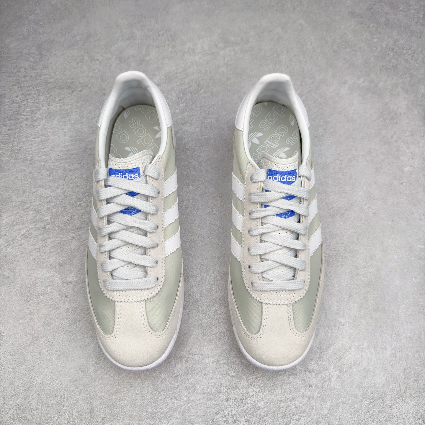 图片[2]-＃HP纯原 AD Wmns SL72 OG 系列德训足球风百搭低帮休闲运动板鞋 JI1281 采用高弹EVA+MODEL+RB三层组合底 区别市面RB一体大底 三层组合鞋底重量与原鞋一致 Originals 将有「T 头鞋」造型的诞生于 1972 年的 SL72 鞋款复刻带回 各位买鞋又有新选择了 1972 年 SL72 问世后 引领了后来阿迪达斯的跑鞋发展方向 其中「SL」代表了 Super Light 彰显了产品轻便的特性 1972 年 SL72 问世后 引领了后来阿迪达斯的跑鞋发展方向 其中「SL」代表了 Super Light 彰显了产品轻便的特性 这次 Originals 延续其轻质经典的基因 带来男女两款 SL72 男生款带来 SL72 RS 鞋型 RS 意为 Reshaped（重塑）鞋款在保留了经典的外观基础上 在尼龙材质里增加了填充物 使鞋型更加挺立和饱满 鞋头则更加圆润 鞋底的 EVA 材质则增加了鞋款的高度 女生款则带来 SL72 OG W 鞋型 OG 顾名思义则是致敬经典款式 相较于 RS（Reshaped）鞋款 鞋身更加纤细 其整体鞋身轮廓、线条、细节、材质上尊崇 70 年代 SL72 的设计 还原经典味道 尺码：36 36⅔ 37⅓ 38 38⅔ 39⅓ 40 40⅔ 41⅓ 42 42⅔ 43⅓ 44 44⅔ 45-选品中心