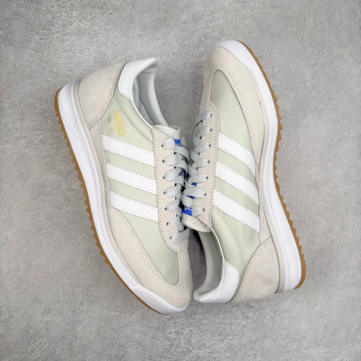 图片[3]-＃HP纯原 AD Wmns SL72 OG 系列德训足球风百搭低帮休闲运动板鞋 JI1281 采用高弹EVA+MODEL+RB三层组合底 区别市面RB一体大底 三层组合鞋底重量与原鞋一致 Originals 将有「T 头鞋」造型的诞生于 1972 年的 SL72 鞋款复刻带回 各位买鞋又有新选择了 1972 年 SL72 问世后 引领了后来阿迪达斯的跑鞋发展方向 其中「SL」代表了 Super Light 彰显了产品轻便的特性 1972 年 SL72 问世后 引领了后来阿迪达斯的跑鞋发展方向 其中「SL」代表了 Super Light 彰显了产品轻便的特性 这次 Originals 延续其轻质经典的基因 带来男女两款 SL72 男生款带来 SL72 RS 鞋型 RS 意为 Reshaped（重塑）鞋款在保留了经典的外观基础上 在尼龙材质里增加了填充物 使鞋型更加挺立和饱满 鞋头则更加圆润 鞋底的 EVA 材质则增加了鞋款的高度 女生款则带来 SL72 OG W 鞋型 OG 顾名思义则是致敬经典款式 相较于 RS（Reshaped）鞋款 鞋身更加纤细 其整体鞋身轮廓、线条、细节、材质上尊崇 70 年代 SL72 的设计 还原经典味道 尺码：36 36⅔ 37⅓ 38 38⅔ 39⅓ 40 40⅔ 41⅓ 42 42⅔ 43⅓ 44 44⅔ 45-选品中心