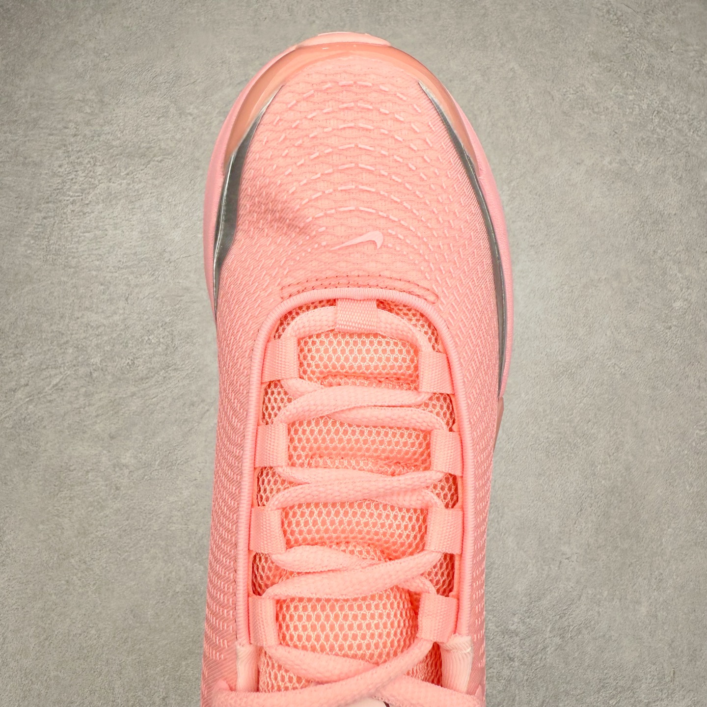 图片[4]-NK Air Max DN8 全掌科技气垫缓震运动跑鞋 FQ7860-003 DN8的核心亮点在于其八腔气垫结构 根据不同部位设定的气压值专为行走设计 提供卓越的舒适感 鞋面的设计让人联想到上世纪90年代末至2000年代初的多款Air Max 中底上系列圆形孔洞引发了热议 不少人将其与竞争品牌的缓震技术进行比较 例如K-SWISS 2010年代初推出的Tubes技 及以多孔鞋底闻名的品牌 尺码：36 36.5 37.5 38 38.5 39 40 40.5 41 42 42.5 43 44 44.5 45-选品中心