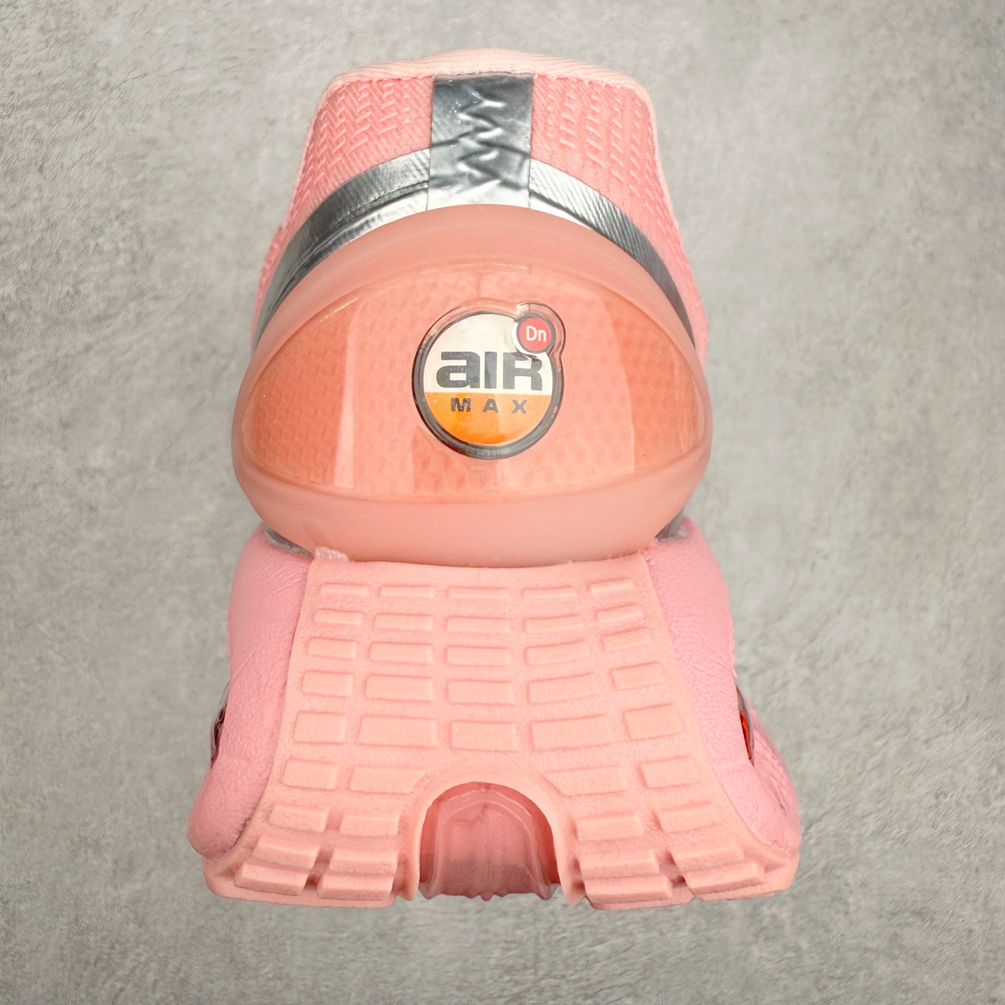 图片[8]-NK Air Max DN8 全掌科技气垫缓震运动跑鞋 FQ7860-003 DN8的核心亮点在于其八腔气垫结构 根据不同部位设定的气压值专为行走设计 提供卓越的舒适感 鞋面的设计让人联想到上世纪90年代末至2000年代初的多款Air Max 中底上系列圆形孔洞引发了热议 不少人将其与竞争品牌的缓震技术进行比较 例如K-SWISS 2010年代初推出的Tubes技 及以多孔鞋底闻名的品牌 尺码：36 36.5 37.5 38 38.5 39 40 40.5 41 42 42.5 43 44 44.5 45-选品中心