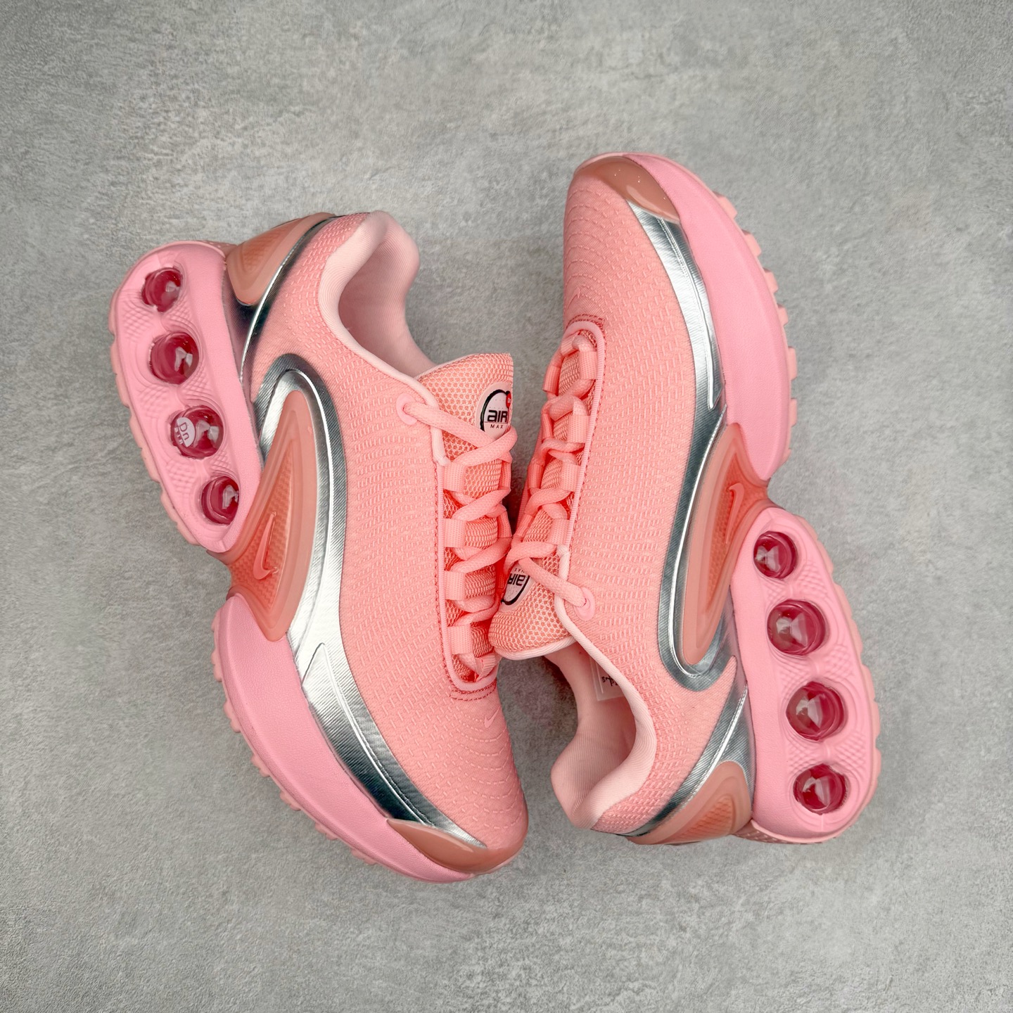 图片[3]-NK Air Max DN8 全掌科技气垫缓震运动跑鞋 FQ7860-003 DN8的核心亮点在于其八腔气垫结构 根据不同部位设定的气压值专为行走设计 提供卓越的舒适感 鞋面的设计让人联想到上世纪90年代末至2000年代初的多款Air Max 中底上系列圆形孔洞引发了热议 不少人将其与竞争品牌的缓震技术进行比较 例如K-SWISS 2010年代初推出的Tubes技 及以多孔鞋底闻名的品牌 尺码：36 36.5 37.5 38 38.5 39 40 40.5 41 42 42.5 43 44 44.5 45-选品中心