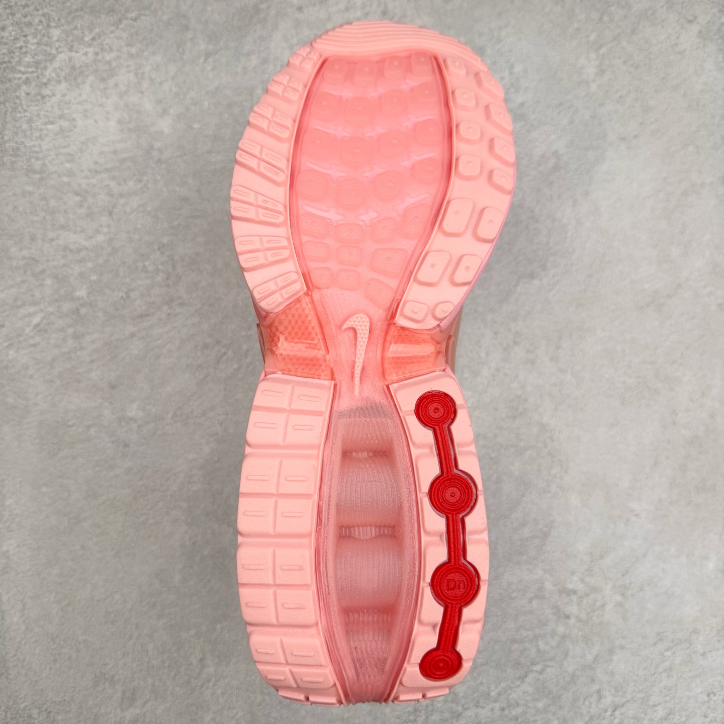 图片[9]-NK Air Max DN8 全掌科技气垫缓震运动跑鞋 FQ7860-003 DN8的核心亮点在于其八腔气垫结构 根据不同部位设定的气压值专为行走设计 提供卓越的舒适感 鞋面的设计让人联想到上世纪90年代末至2000年代初的多款Air Max 中底上系列圆形孔洞引发了热议 不少人将其与竞争品牌的缓震技术进行比较 例如K-SWISS 2010年代初推出的Tubes技 及以多孔鞋底闻名的品牌 尺码：36 36.5 37.5 38 38.5 39 40 40.5 41 42 42.5 43 44 44.5 45-选品中心