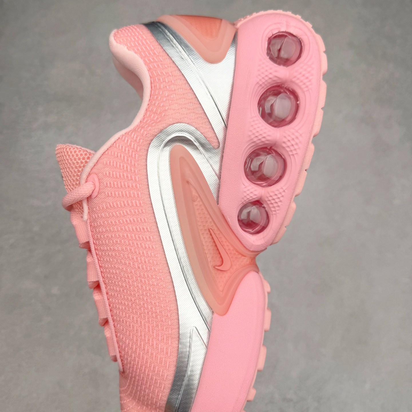 图片[7]-NK Air Max DN8 全掌科技气垫缓震运动跑鞋 FQ7860-003 DN8的核心亮点在于其八腔气垫结构 根据不同部位设定的气压值专为行走设计 提供卓越的舒适感 鞋面的设计让人联想到上世纪90年代末至2000年代初的多款Air Max 中底上系列圆形孔洞引发了热议 不少人将其与竞争品牌的缓震技术进行比较 例如K-SWISS 2010年代初推出的Tubes技 及以多孔鞋底闻名的品牌 尺码：36 36.5 37.5 38 38.5 39 40 40.5 41 42 42.5 43 44 44.5 45-选品中心