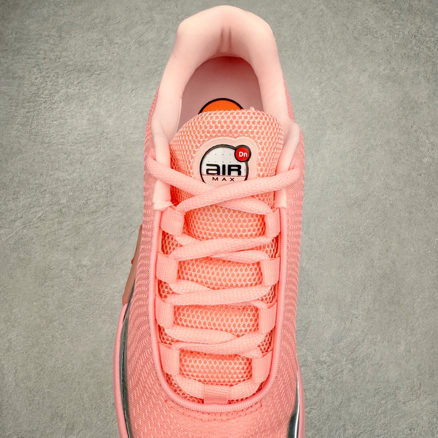 图片[5]-NK Air Max DN8 全掌科技气垫缓震运动跑鞋 FQ7860-003 DN8的核心亮点在于其八腔气垫结构 根据不同部位设定的气压值专为行走设计 提供卓越的舒适感 鞋面的设计让人联想到上世纪90年代末至2000年代初的多款Air Max 中底上系列圆形孔洞引发了热议 不少人将其与竞争品牌的缓震技术进行比较 例如K-SWISS 2010年代初推出的Tubes技 及以多孔鞋底闻名的品牌 尺码：36 36.5 37.5 38 38.5 39 40 40.5 41 42 42.5 43 44 44.5 45-选品中心