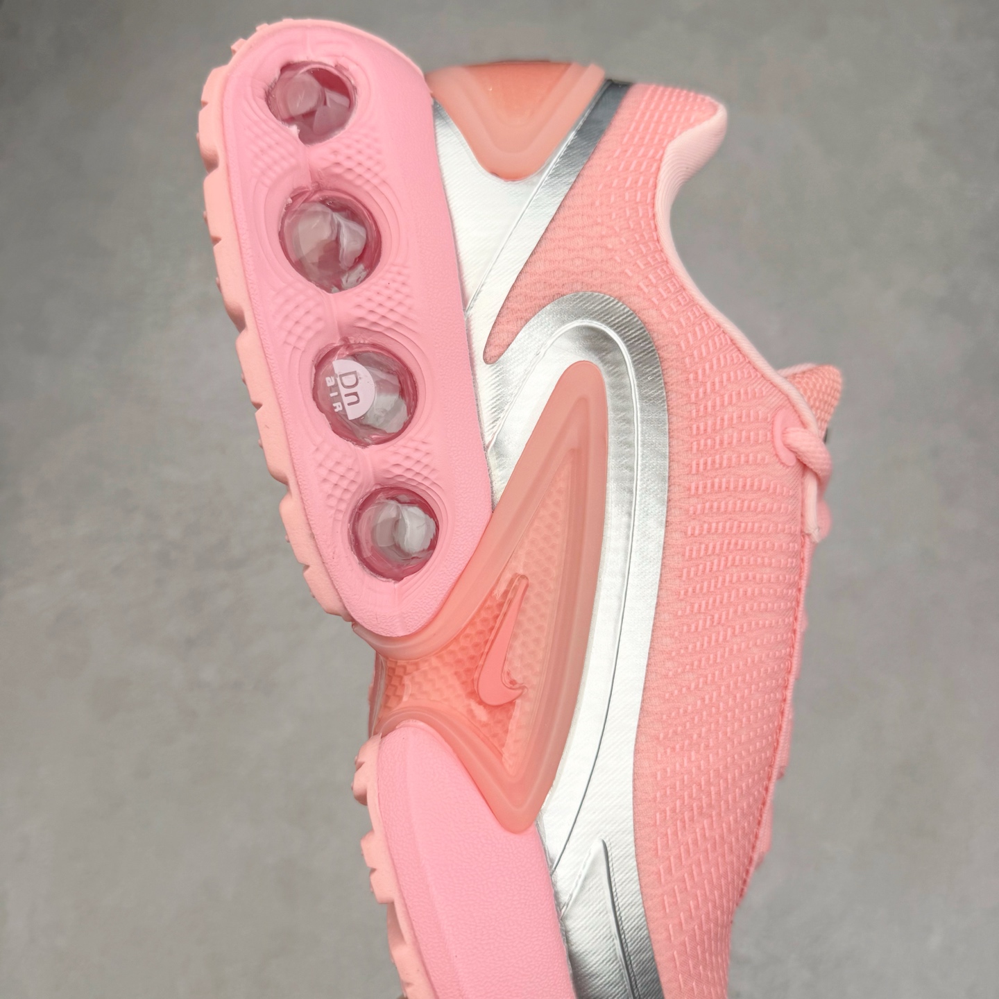 图片[6]-NK Air Max DN8 全掌科技气垫缓震运动跑鞋 FQ7860-003 DN8的核心亮点在于其八腔气垫结构 根据不同部位设定的气压值专为行走设计 提供卓越的舒适感 鞋面的设计让人联想到上世纪90年代末至2000年代初的多款Air Max 中底上系列圆形孔洞引发了热议 不少人将其与竞争品牌的缓震技术进行比较 例如K-SWISS 2010年代初推出的Tubes技 及以多孔鞋底闻名的品牌 尺码：36 36.5 37.5 38 38.5 39 40 40.5 41 42 42.5 43 44 44.5 45-选品中心