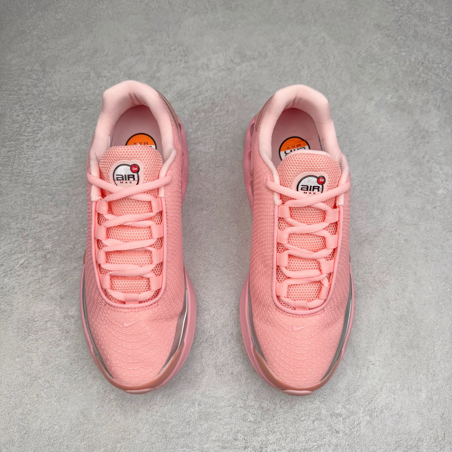 图片[2]-NK Air Max DN8 全掌科技气垫缓震运动跑鞋 FQ7860-003 DN8的核心亮点在于其八腔气垫结构 根据不同部位设定的气压值专为行走设计 提供卓越的舒适感 鞋面的设计让人联想到上世纪90年代末至2000年代初的多款Air Max 中底上系列圆形孔洞引发了热议 不少人将其与竞争品牌的缓震技术进行比较 例如K-SWISS 2010年代初推出的Tubes技 及以多孔鞋底闻名的品牌 尺码：36 36.5 37.5 38 38.5 39 40 40.5 41 42 42.5 43 44 44.5 45-选品中心