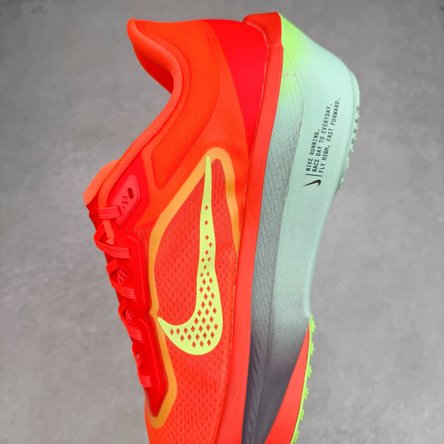 图片[7]-＃TG纯原 NK ZoomX Invincible Run Flyknit 6 轻量跑鞋 FN8464-601 飞织低帮休闲运动慢跑鞋 厚底增高 老爹鞋 此鞋专为短跑运动员而生 是为 5 至 10 公里距离的赛事和训练打造 整体设计采用流线型的轻质工程网眼材质构成鞋面 并与其他 Running 旗舰鞋款同样搭载全脚掌 ZoomX 缓冲中底 搭配 Pebax 物料与橡胶外底 ZoomX StreakFly 首发配色以Prototype呈现 其灵感是来自开发期间的磨损测试 透过编号的标记与内侧的预期跑步距离突出研发过程 尺码：36 36.5 37.5 38 38.5 39 40 40.5 41 42 42.5 43 44 45-选品中心