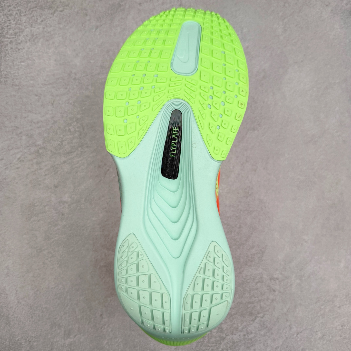 图片[9]-＃TG纯原 NK ZoomX Invincible Run Flyknit 6 轻量跑鞋 FN8464-601 飞织低帮休闲运动慢跑鞋 厚底增高 老爹鞋 此鞋专为短跑运动员而生 是为 5 至 10 公里距离的赛事和训练打造 整体设计采用流线型的轻质工程网眼材质构成鞋面 并与其他 Running 旗舰鞋款同样搭载全脚掌 ZoomX 缓冲中底 搭配 Pebax 物料与橡胶外底 ZoomX StreakFly 首发配色以Prototype呈现 其灵感是来自开发期间的磨损测试 透过编号的标记与内侧的预期跑步距离突出研发过程 尺码：36 36.5 37.5 38 38.5 39 40 40.5 41 42 42.5 43 44 45-选品中心