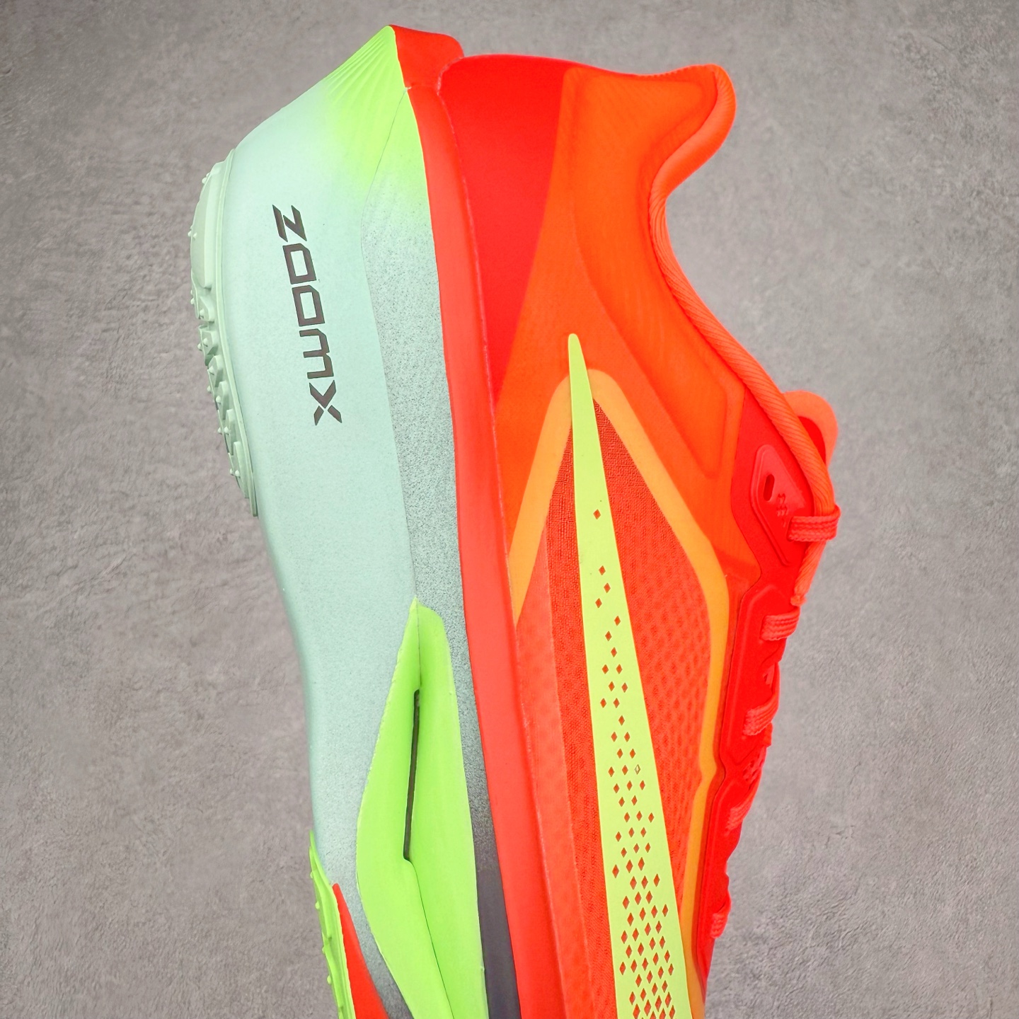 图片[6]-＃TG纯原 NK ZoomX Invincible Run Flyknit 6 轻量跑鞋 FN8464-601 飞织低帮休闲运动慢跑鞋 厚底增高 老爹鞋 此鞋专为短跑运动员而生 是为 5 至 10 公里距离的赛事和训练打造 整体设计采用流线型的轻质工程网眼材质构成鞋面 并与其他 Running 旗舰鞋款同样搭载全脚掌 ZoomX 缓冲中底 搭配 Pebax 物料与橡胶外底 ZoomX StreakFly 首发配色以Prototype呈现 其灵感是来自开发期间的磨损测试 透过编号的标记与内侧的预期跑步距离突出研发过程 尺码：36 36.5 37.5 38 38.5 39 40 40.5 41 42 42.5 43 44 45-选品中心