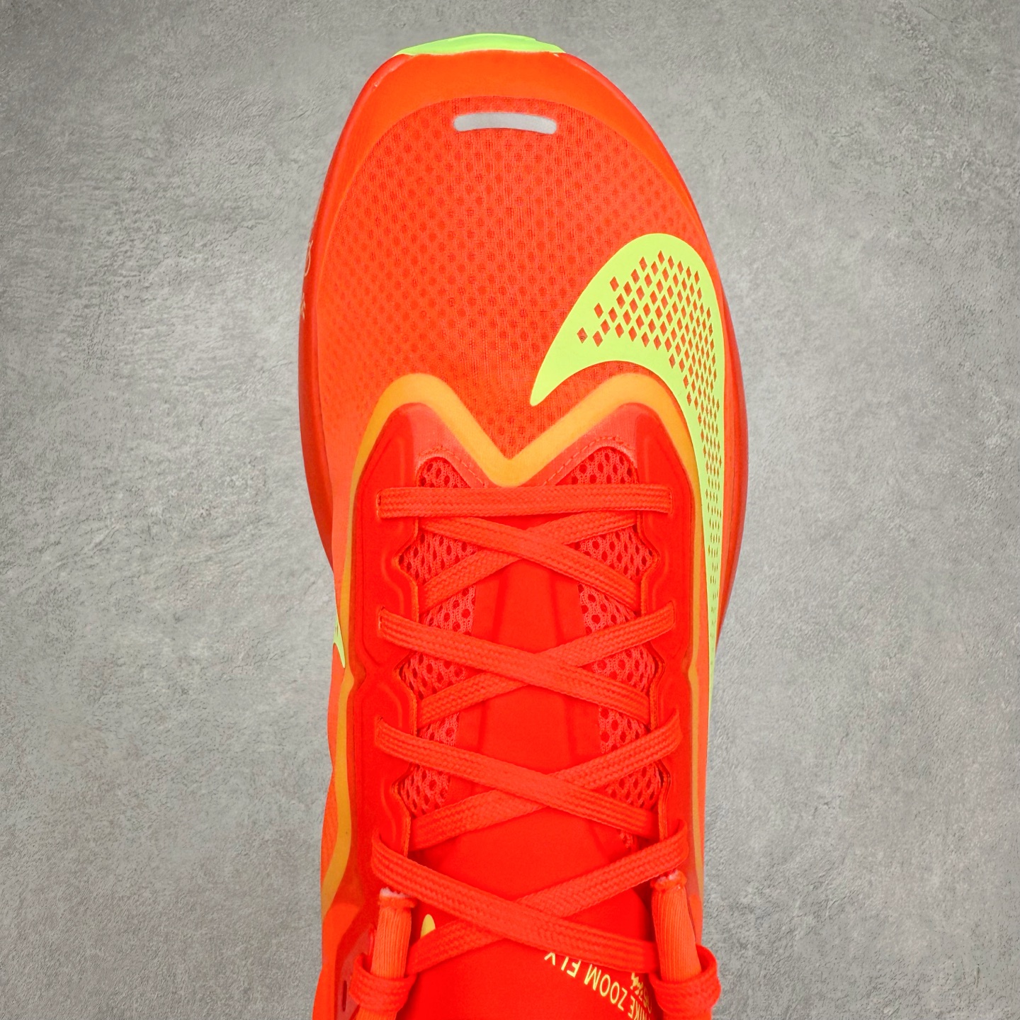 图片[4]-＃TG纯原 NK ZoomX Invincible Run Flyknit 6 轻量跑鞋 FN8464-601 飞织低帮休闲运动慢跑鞋 厚底增高 老爹鞋 此鞋专为短跑运动员而生 是为 5 至 10 公里距离的赛事和训练打造 整体设计采用流线型的轻质工程网眼材质构成鞋面 并与其他 Running 旗舰鞋款同样搭载全脚掌 ZoomX 缓冲中底 搭配 Pebax 物料与橡胶外底 ZoomX StreakFly 首发配色以Prototype呈现 其灵感是来自开发期间的磨损测试 透过编号的标记与内侧的预期跑步距离突出研发过程 尺码：36 36.5 37.5 38 38.5 39 40 40.5 41 42 42.5 43 44 45-选品中心