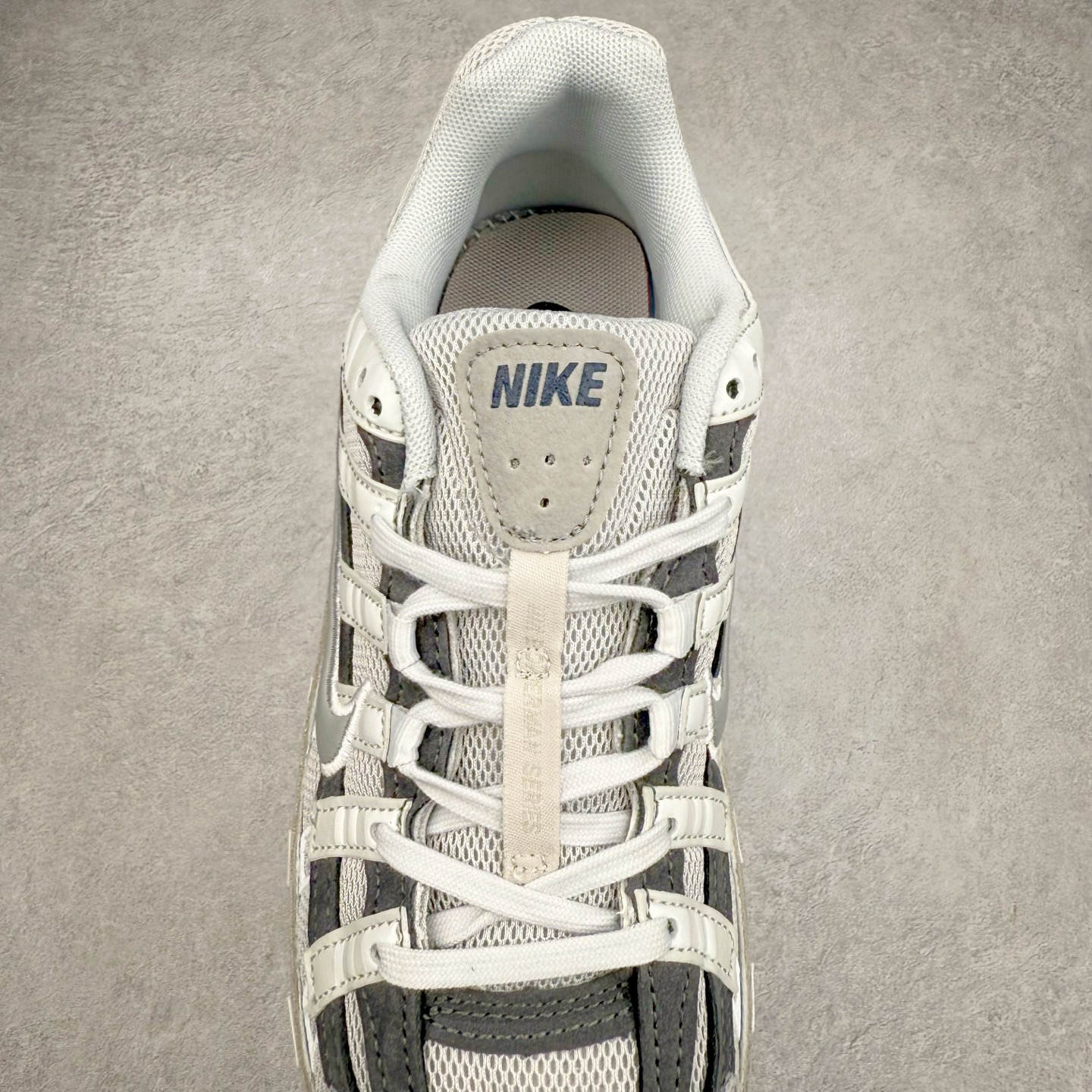 图片[5]-NK P-6000 系列低帮复古老爹风休闲运动舒适慢跑鞋 IB3081-001 融合 Pegasus 过往运动鞋设计 助力 21 世纪早期跑步运动跃升时尚新高度 采用透气网眼布、运动风格线条和耐穿覆面 兼具吸睛外观和舒适感受 中底泡绵以田径赛道为灵感 打造厚实设计 缔造出众缓震性能 尺码：36 36.5 37.5 38 38.5 39 40 40.5 41 42 42.5 43 44 44.5 45-选品中心