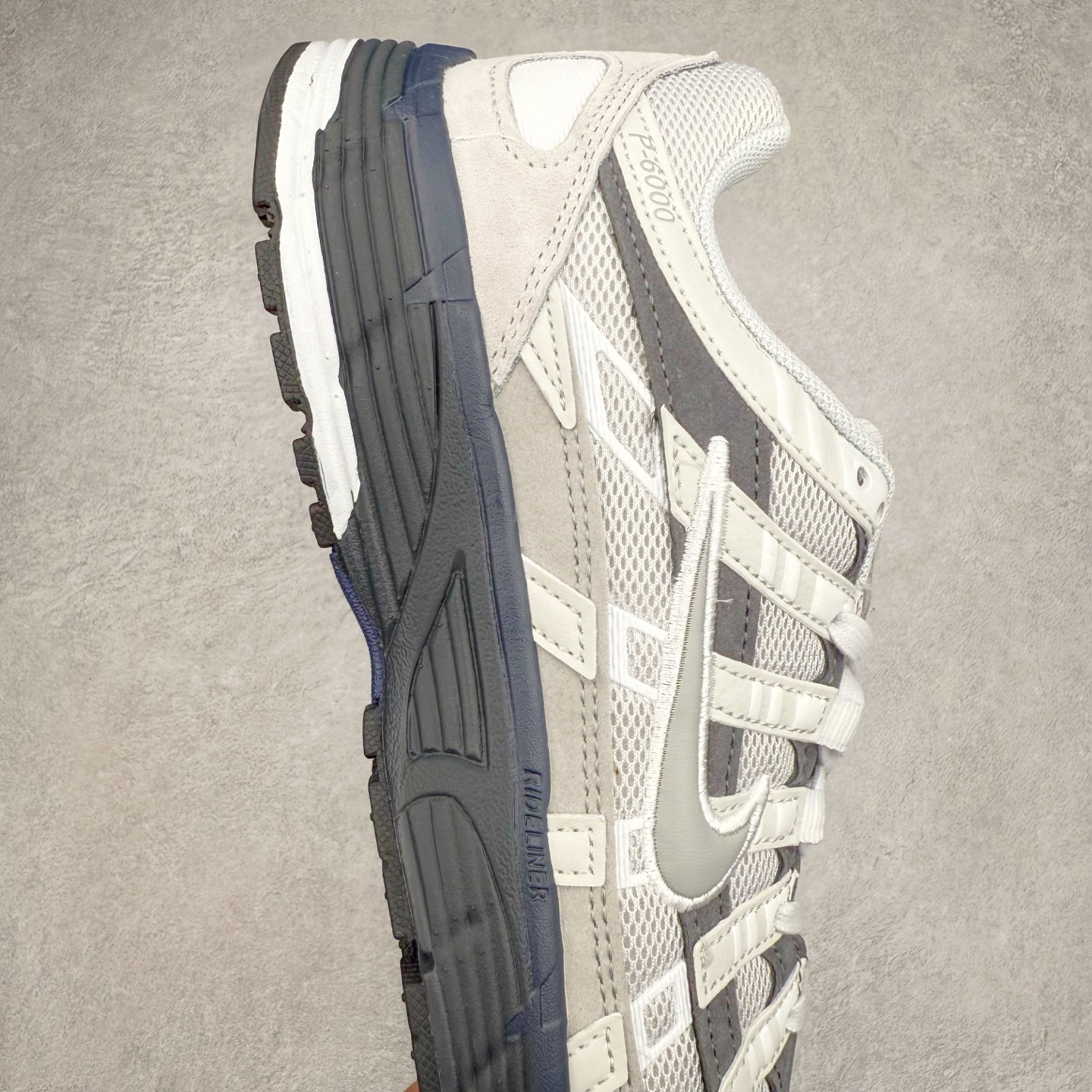 图片[6]-NK P-6000 系列低帮复古老爹风休闲运动舒适慢跑鞋 IB3081-001 融合 Pegasus 过往运动鞋设计 助力 21 世纪早期跑步运动跃升时尚新高度 采用透气网眼布、运动风格线条和耐穿覆面 兼具吸睛外观和舒适感受 中底泡绵以田径赛道为灵感 打造厚实设计 缔造出众缓震性能 尺码：36 36.5 37.5 38 38.5 39 40 40.5 41 42 42.5 43 44 44.5 45-选品中心