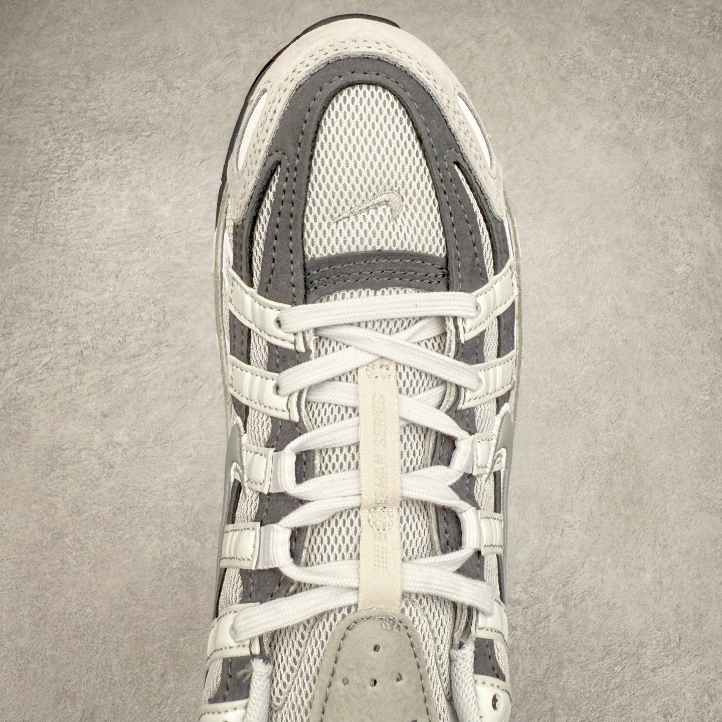 图片[4]-NK P-6000 系列低帮复古老爹风休闲运动舒适慢跑鞋 IB3081-001 融合 Pegasus 过往运动鞋设计 助力 21 世纪早期跑步运动跃升时尚新高度 采用透气网眼布、运动风格线条和耐穿覆面 兼具吸睛外观和舒适感受 中底泡绵以田径赛道为灵感 打造厚实设计 缔造出众缓震性能 尺码：36 36.5 37.5 38 38.5 39 40 40.5 41 42 42.5 43 44 44.5 45-选品中心