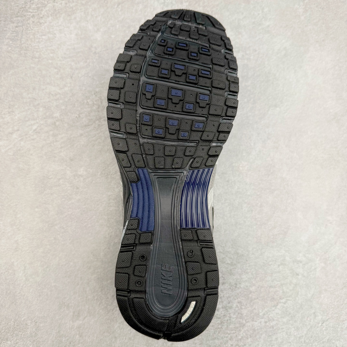 图片[9]-NK P-6000 系列低帮复古老爹风休闲运动舒适慢跑鞋 IB3081-001 融合 Pegasus 过往运动鞋设计 助力 21 世纪早期跑步运动跃升时尚新高度 采用透气网眼布、运动风格线条和耐穿覆面 兼具吸睛外观和舒适感受 中底泡绵以田径赛道为灵感 打造厚实设计 缔造出众缓震性能 尺码：36 36.5 37.5 38 38.5 39 40 40.5 41 42 42.5 43 44 44.5 45-选品中心