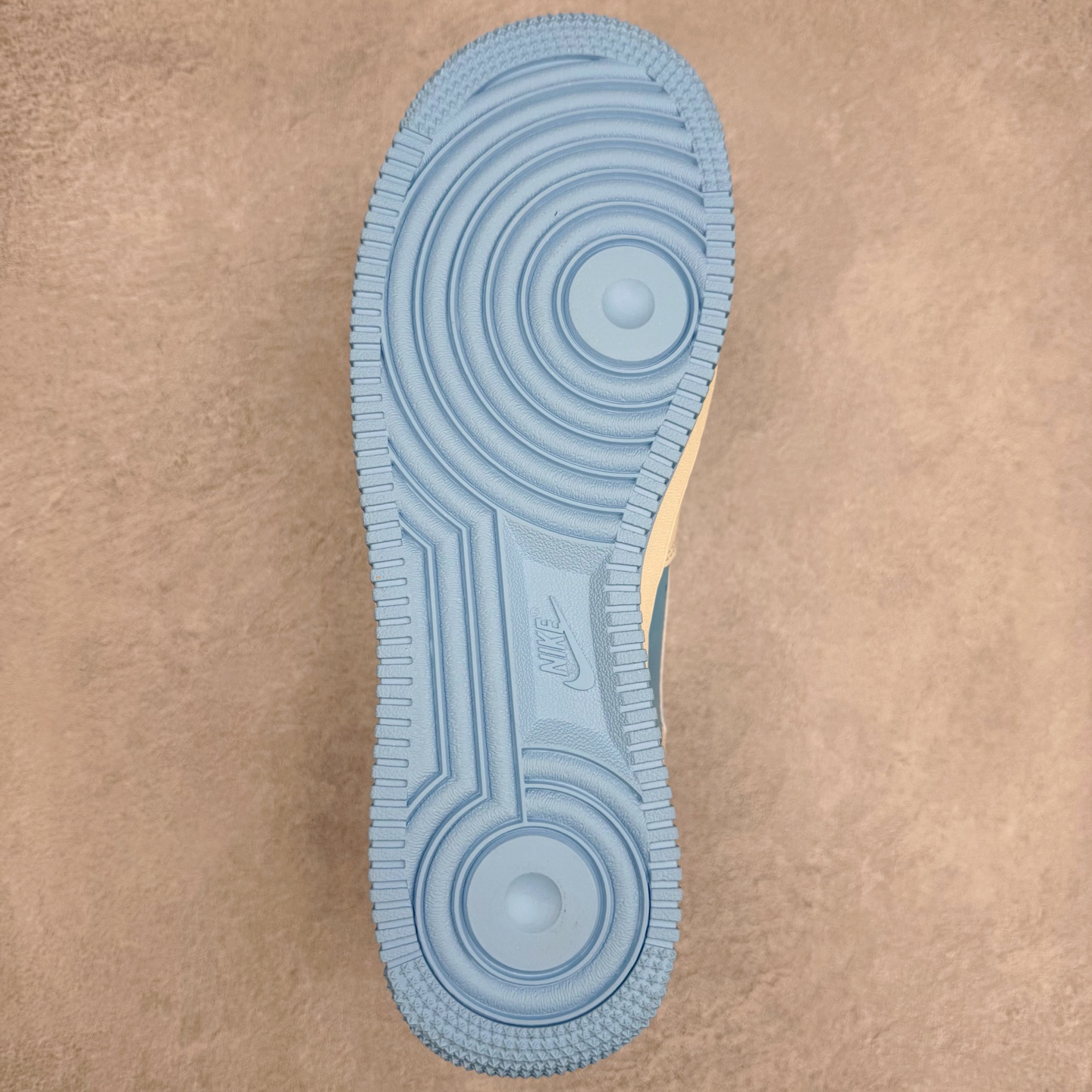 图片[9]-NK Air Force 1´07 Low 空军一号低帮百搭休闲运动板鞋 DF0188-067 柔软、弹性十足的缓震性能和出色的中底设计 横跨复古与现代的外型结合 造就出风靡全球 三十多年的Force 1 直到今天还深受青睐 实拍调校N版已经零色差零失真 百分百还原实物色彩所见即所得 不存在货不对板色差等低级问题 选购参考实物拍摄 不混卖不参货 只用心做好货严格选品 承诺混一赔十 尺码：36 36.5 37.5 38 38.5 39 40 40.5 41 42 42.5 43 44 44.5 45-选品中心