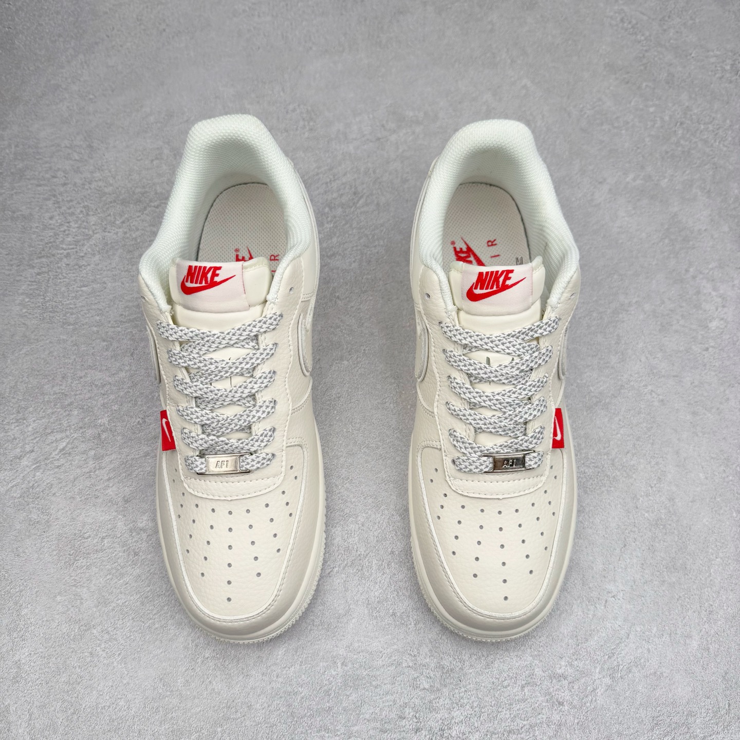 图片[2]-NK Air Force 1´07 Low 空军一号低帮百搭休闲运动板鞋 CS5288-011 柔软、弹性十足的缓震性能和出色的中底设计 横跨复古与现代的外型结合 造就出风靡全球 三十多年的Force 1 直到今天还深受青睐 实拍调校N版已经零色差零失真 百分百还原实物色彩所见即所得 不存在货不对板色差等低级问题 选购参考实物拍摄 不混卖不参货 只用心做好货严格选品 承诺混一赔十 尺码：36 36.5 37.5 38 38.5 39 40 40.5 41 42 42.5 43 44 44.5 45-选品中心