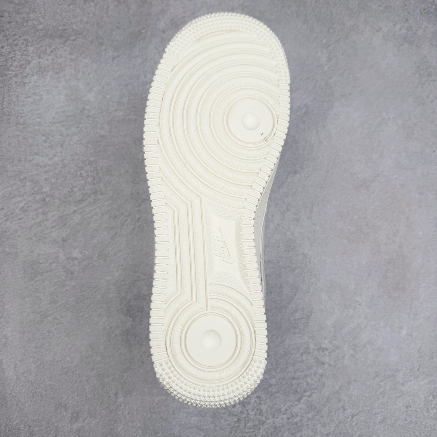 图片[9]-NK Air Force 1´07 Low 空军一号低帮百搭休闲运动板鞋 CS5288-011 柔软、弹性十足的缓震性能和出色的中底设计 横跨复古与现代的外型结合 造就出风靡全球 三十多年的Force 1 直到今天还深受青睐 实拍调校N版已经零色差零失真 百分百还原实物色彩所见即所得 不存在货不对板色差等低级问题 选购参考实物拍摄 不混卖不参货 只用心做好货严格选品 承诺混一赔十 尺码：36 36.5 37.5 38 38.5 39 40 40.5 41 42 42.5 43 44 44.5 45-选品中心