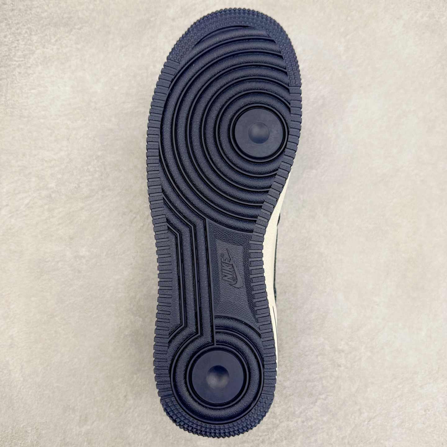 图片[9]-NK Air Force 1´07 Low 空军一号低帮百搭休闲运动板鞋 LW9279-005 柔软、弹性十足的缓震性能和出色的中底设计 横跨复古与现代的外型结合 造就出风靡全球 三十多年的Force 1 直到今天还深受青睐 实拍调校N版已经零色差零失真 百分百还原实物色彩所见即所得 不存在货不对板色差等低级问题 选购参考实物拍摄 不混卖不参货 只用心做好货严格选品 承诺混一赔十 尺码：36 36.5 37.5 38 38.5 39 40 40.5 41 42 42.5 43 44 44.5 45-选品中心