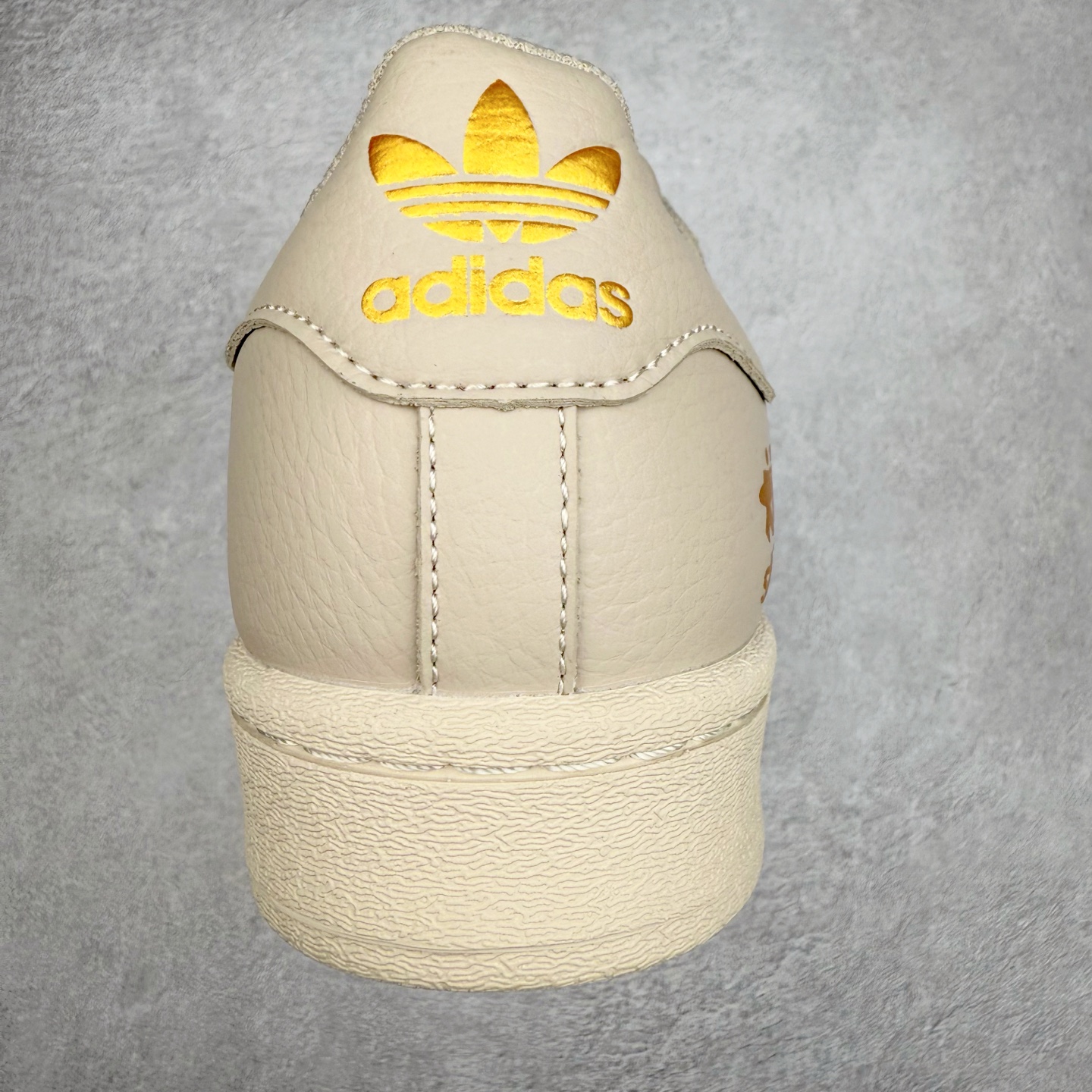 图片[8]-＃C2 AD Originals Superstar 经典复古贝壳头板鞋 SD6811 诞生于1969年 是第一双将全皮面鞋 身与橡胶鞋头结合在一起的低帮篮球鞋 Superstar最开始 是作为高帮篮球鞋Pro Model的低帮版本而出现的 但因为其独特和醒目的橡胶鞋头造型而让大家熟知 被大家形象地称为\\\”shelltoe\\\”贝壳头 在70年代的美国职业篮球场上 接近3/4的NBA球员都将这双Superstar作为场上用鞋 80年代之后 经过不断的改良和发展 Superstar逐渐成为横跨时装、音乐、街头文化、休闲和运动等各大领域的时尚潮鞋 尺码：36 36.5 37 38 38.5 39 40 40.5 41 42 42.5 43 44 44.5 45-选品中心