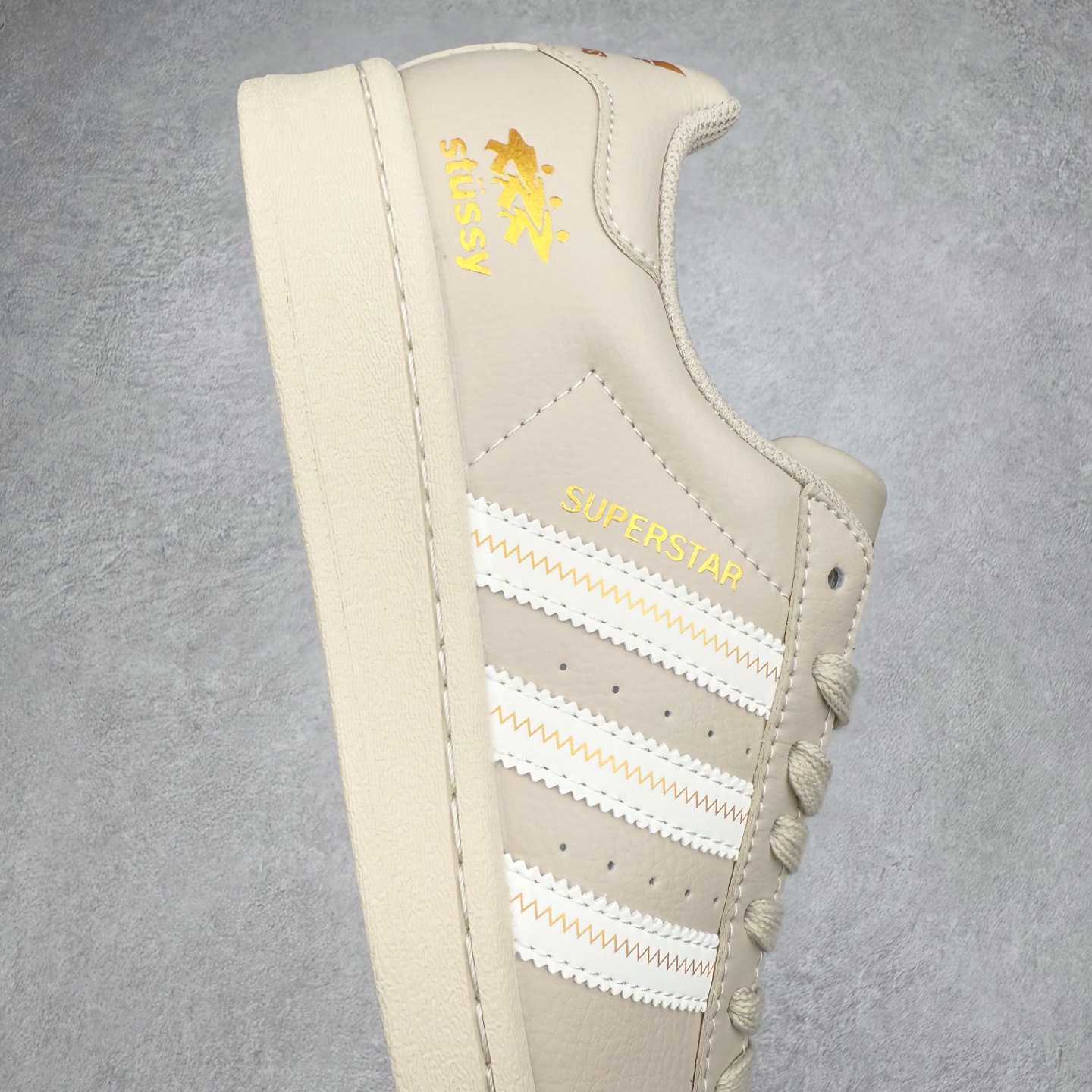 图片[6]-＃C2 AD Originals Superstar 经典复古贝壳头板鞋 SD6811 诞生于1969年 是第一双将全皮面鞋 身与橡胶鞋头结合在一起的低帮篮球鞋 Superstar最开始 是作为高帮篮球鞋Pro Model的低帮版本而出现的 但因为其独特和醒目的橡胶鞋头造型而让大家熟知 被大家形象地称为\\\”shelltoe\\\”贝壳头 在70年代的美国职业篮球场上 接近3/4的NBA球员都将这双Superstar作为场上用鞋 80年代之后 经过不断的改良和发展 Superstar逐渐成为横跨时装、音乐、街头文化、休闲和运动等各大领域的时尚潮鞋 尺码：36 36.5 37 38 38.5 39 40 40.5 41 42 42.5 43 44 44.5 45-选品中心