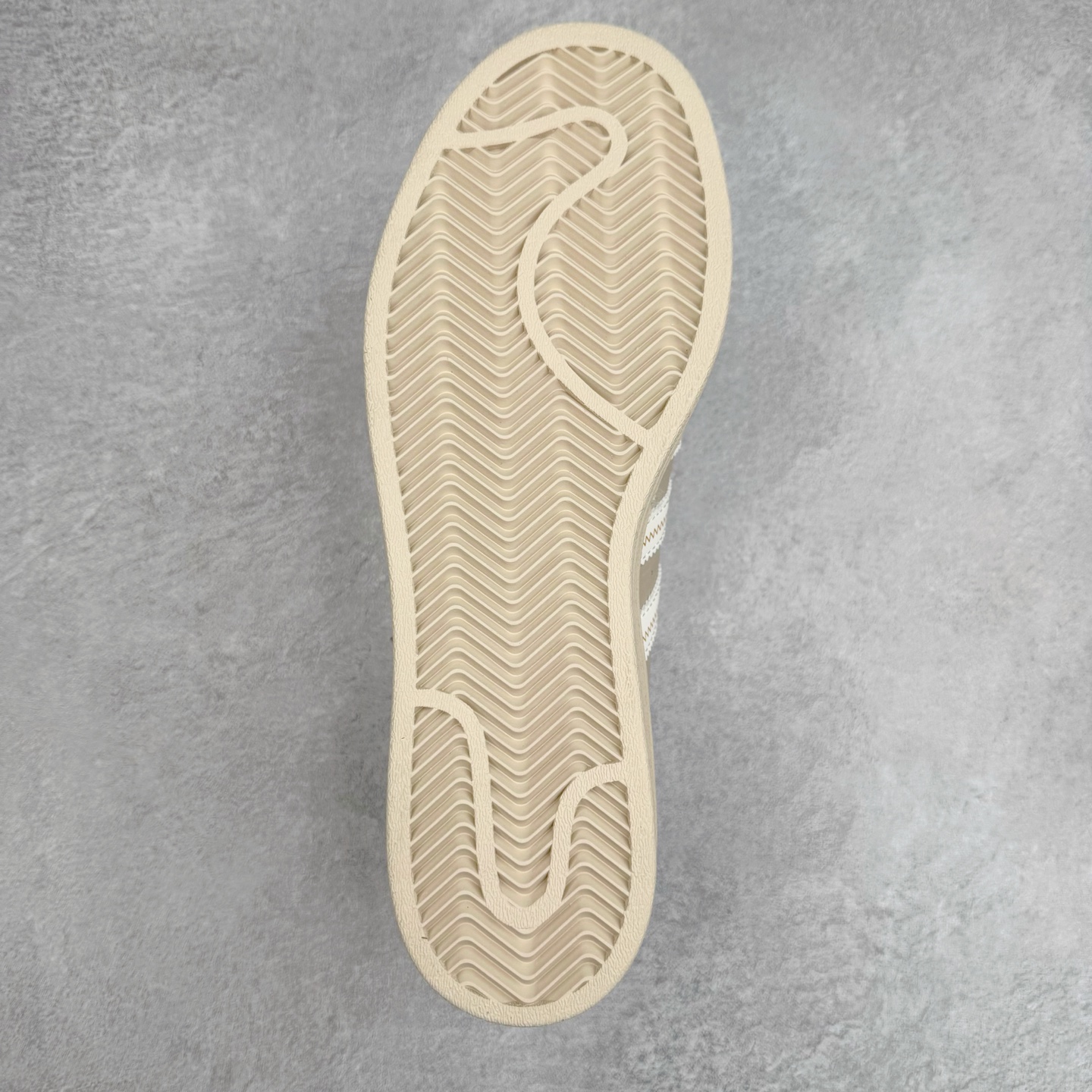 图片[9]-＃C2 AD Originals Superstar 经典复古贝壳头板鞋 SD6811 诞生于1969年 是第一双将全皮面鞋 身与橡胶鞋头结合在一起的低帮篮球鞋 Superstar最开始 是作为高帮篮球鞋Pro Model的低帮版本而出现的 但因为其独特和醒目的橡胶鞋头造型而让大家熟知 被大家形象地称为\\\”shelltoe\\\”贝壳头 在70年代的美国职业篮球场上 接近3/4的NBA球员都将这双Superstar作为场上用鞋 80年代之后 经过不断的改良和发展 Superstar逐渐成为横跨时装、音乐、街头文化、休闲和运动等各大领域的时尚潮鞋 尺码：36 36.5 37 38 38.5 39 40 40.5 41 42 42.5 43 44 44.5 45-选品中心