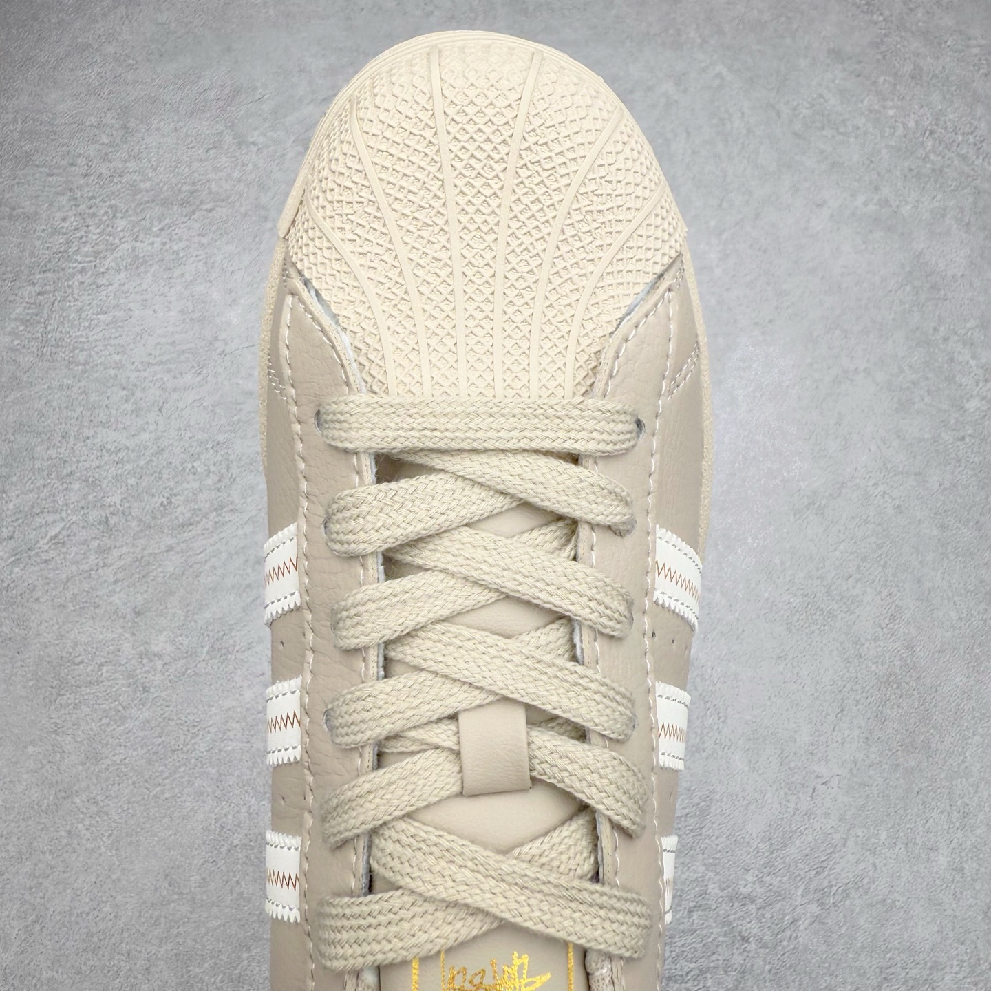 图片[4]-＃C2 AD Originals Superstar 经典复古贝壳头板鞋 SD6811 诞生于1969年 是第一双将全皮面鞋 身与橡胶鞋头结合在一起的低帮篮球鞋 Superstar最开始 是作为高帮篮球鞋Pro Model的低帮版本而出现的 但因为其独特和醒目的橡胶鞋头造型而让大家熟知 被大家形象地称为\\\”shelltoe\\\”贝壳头 在70年代的美国职业篮球场上 接近3/4的NBA球员都将这双Superstar作为场上用鞋 80年代之后 经过不断的改良和发展 Superstar逐渐成为横跨时装、音乐、街头文化、休闲和运动等各大领域的时尚潮鞋 尺码：36 36.5 37 38 38.5 39 40 40.5 41 42 42.5 43 44 44.5 45-选品中心