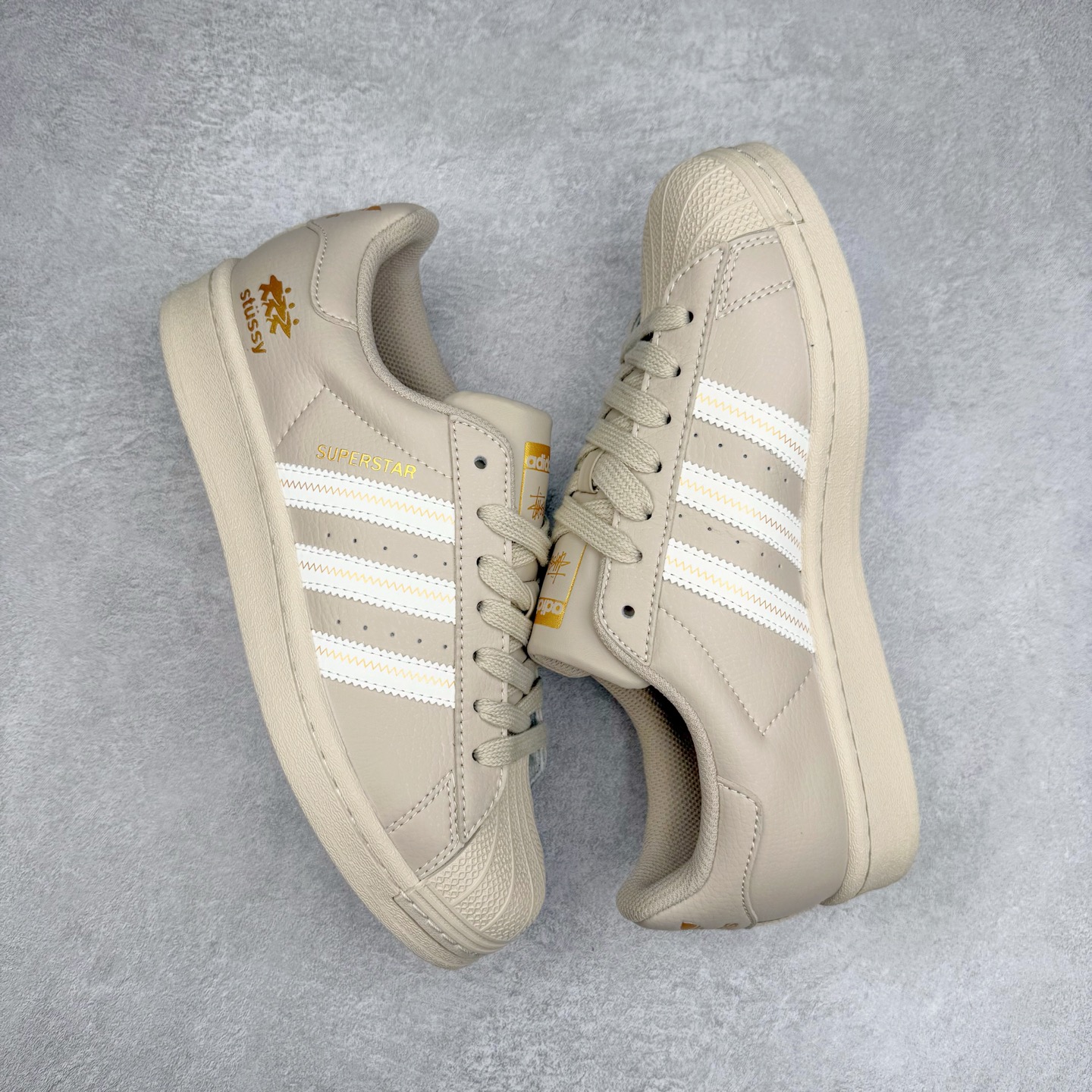 图片[3]-＃C2 AD Originals Superstar 经典复古贝壳头板鞋 SD6811 诞生于1969年 是第一双将全皮面鞋 身与橡胶鞋头结合在一起的低帮篮球鞋 Superstar最开始 是作为高帮篮球鞋Pro Model的低帮版本而出现的 但因为其独特和醒目的橡胶鞋头造型而让大家熟知 被大家形象地称为\\\”shelltoe\\\”贝壳头 在70年代的美国职业篮球场上 接近3/4的NBA球员都将这双Superstar作为场上用鞋 80年代之后 经过不断的改良和发展 Superstar逐渐成为横跨时装、音乐、街头文化、休闲和运动等各大领域的时尚潮鞋 尺码：36 36.5 37 38 38.5 39 40 40.5 41 42 42.5 43 44 44.5 45-选品中心