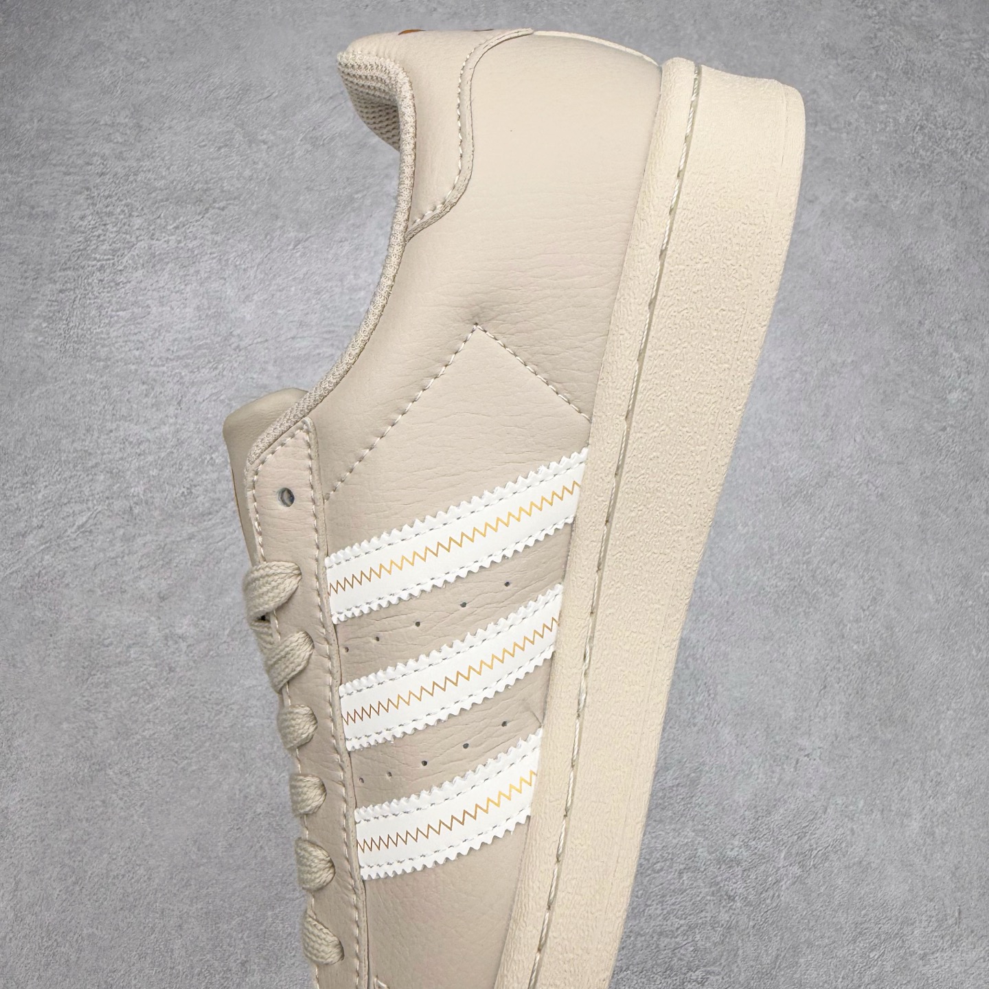 图片[7]-＃C2 AD Originals Superstar 经典复古贝壳头板鞋 SD6811 诞生于1969年 是第一双将全皮面鞋 身与橡胶鞋头结合在一起的低帮篮球鞋 Superstar最开始 是作为高帮篮球鞋Pro Model的低帮版本而出现的 但因为其独特和醒目的橡胶鞋头造型而让大家熟知 被大家形象地称为\\\”shelltoe\\\”贝壳头 在70年代的美国职业篮球场上 接近3/4的NBA球员都将这双Superstar作为场上用鞋 80年代之后 经过不断的改良和发展 Superstar逐渐成为横跨时装、音乐、街头文化、休闲和运动等各大领域的时尚潮鞋 尺码：36 36.5 37 38 38.5 39 40 40.5 41 42 42.5 43 44 44.5 45-选品中心