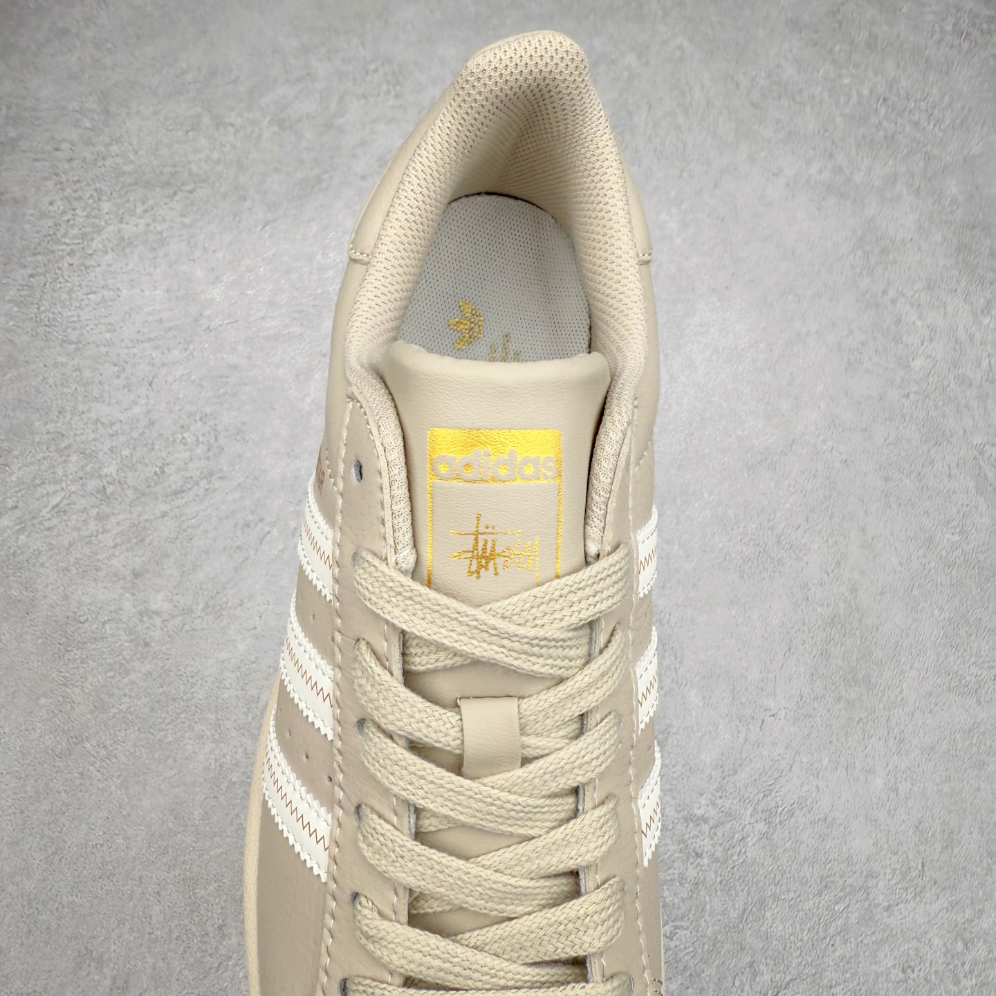 图片[5]-＃C2 AD Originals Superstar 经典复古贝壳头板鞋 SD6811 诞生于1969年 是第一双将全皮面鞋 身与橡胶鞋头结合在一起的低帮篮球鞋 Superstar最开始 是作为高帮篮球鞋Pro Model的低帮版本而出现的 但因为其独特和醒目的橡胶鞋头造型而让大家熟知 被大家形象地称为\\\”shelltoe\\\”贝壳头 在70年代的美国职业篮球场上 接近3/4的NBA球员都将这双Superstar作为场上用鞋 80年代之后 经过不断的改良和发展 Superstar逐渐成为横跨时装、音乐、街头文化、休闲和运动等各大领域的时尚潮鞋 尺码：36 36.5 37 38 38.5 39 40 40.5 41 42 42.5 43 44 44.5 45-选品中心