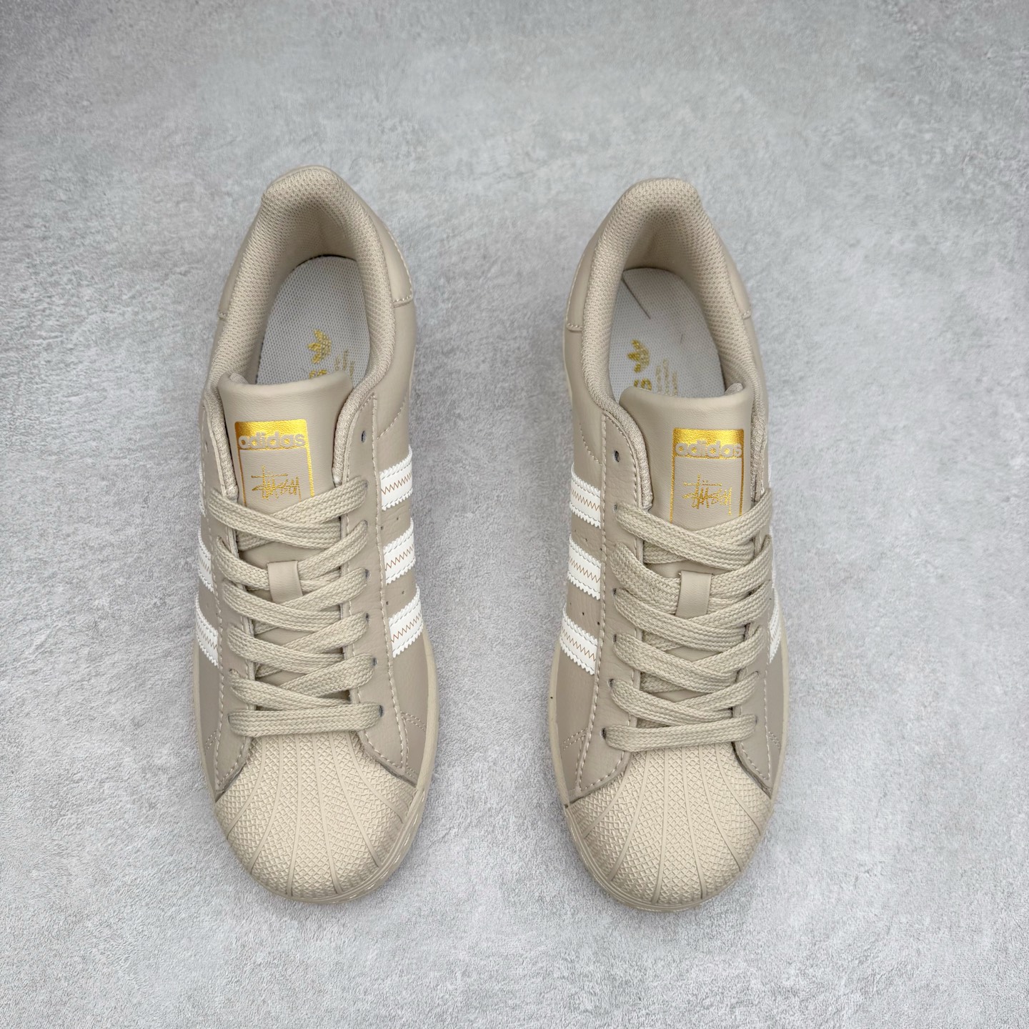 图片[2]-＃C2 AD Originals Superstar 经典复古贝壳头板鞋 SD6811 诞生于1969年 是第一双将全皮面鞋 身与橡胶鞋头结合在一起的低帮篮球鞋 Superstar最开始 是作为高帮篮球鞋Pro Model的低帮版本而出现的 但因为其独特和醒目的橡胶鞋头造型而让大家熟知 被大家形象地称为\\\”shelltoe\\\”贝壳头 在70年代的美国职业篮球场上 接近3/4的NBA球员都将这双Superstar作为场上用鞋 80年代之后 经过不断的改良和发展 Superstar逐渐成为横跨时装、音乐、街头文化、休闲和运动等各大领域的时尚潮鞋 尺码：36 36.5 37 38 38.5 39 40 40.5 41 42 42.5 43 44 44.5 45-选品中心