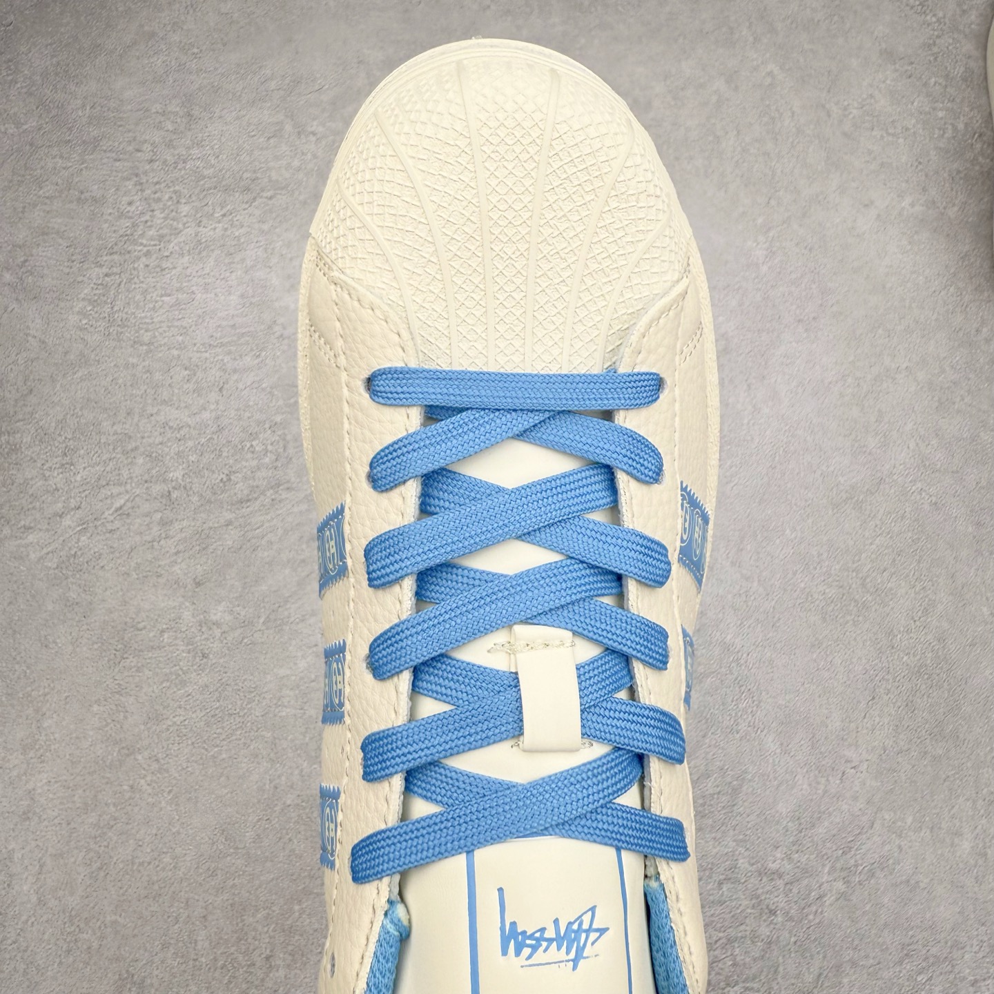 图片[4]-＃C2 AD Originals Superstar 经典复古贝壳头板鞋 XG0011 诞生于1969年 是第一双将全皮面鞋 身与橡胶鞋头结合在一起的低帮篮球鞋 Superstar最开始 是作为高帮篮球鞋Pro Model的低帮版本而出现的 但因为其独特和醒目的橡胶鞋头造型而让大家熟知 被大家形象地称为\\\”shelltoe\\\”贝壳头 在70年代的美国职业篮球场上 接近3/4的NBA球员都将这双Superstar作为场上用鞋 80年代之后 经过不断的改良和发展 Superstar逐渐成为横跨时装、音乐、街头文化、休闲和运动等各大领域的时尚潮鞋 尺码：36 36.5 37 38 38.5 39 40 40.5 41 42 42.5 43 44 44.5 45-选品中心