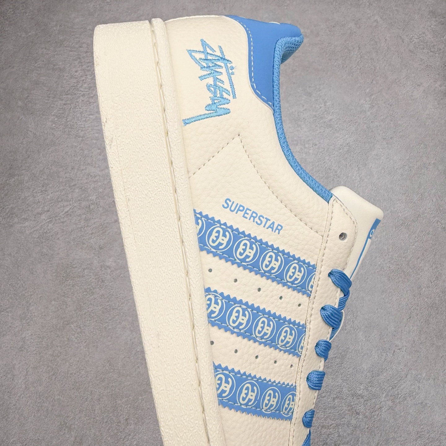 图片[6]-＃C2 AD Originals Superstar 经典复古贝壳头板鞋 XG0011 诞生于1969年 是第一双将全皮面鞋 身与橡胶鞋头结合在一起的低帮篮球鞋 Superstar最开始 是作为高帮篮球鞋Pro Model的低帮版本而出现的 但因为其独特和醒目的橡胶鞋头造型而让大家熟知 被大家形象地称为\\\”shelltoe\\\”贝壳头 在70年代的美国职业篮球场上 接近3/4的NBA球员都将这双Superstar作为场上用鞋 80年代之后 经过不断的改良和发展 Superstar逐渐成为横跨时装、音乐、街头文化、休闲和运动等各大领域的时尚潮鞋 尺码：36 36.5 37 38 38.5 39 40 40.5 41 42 42.5 43 44 44.5 45-选品中心