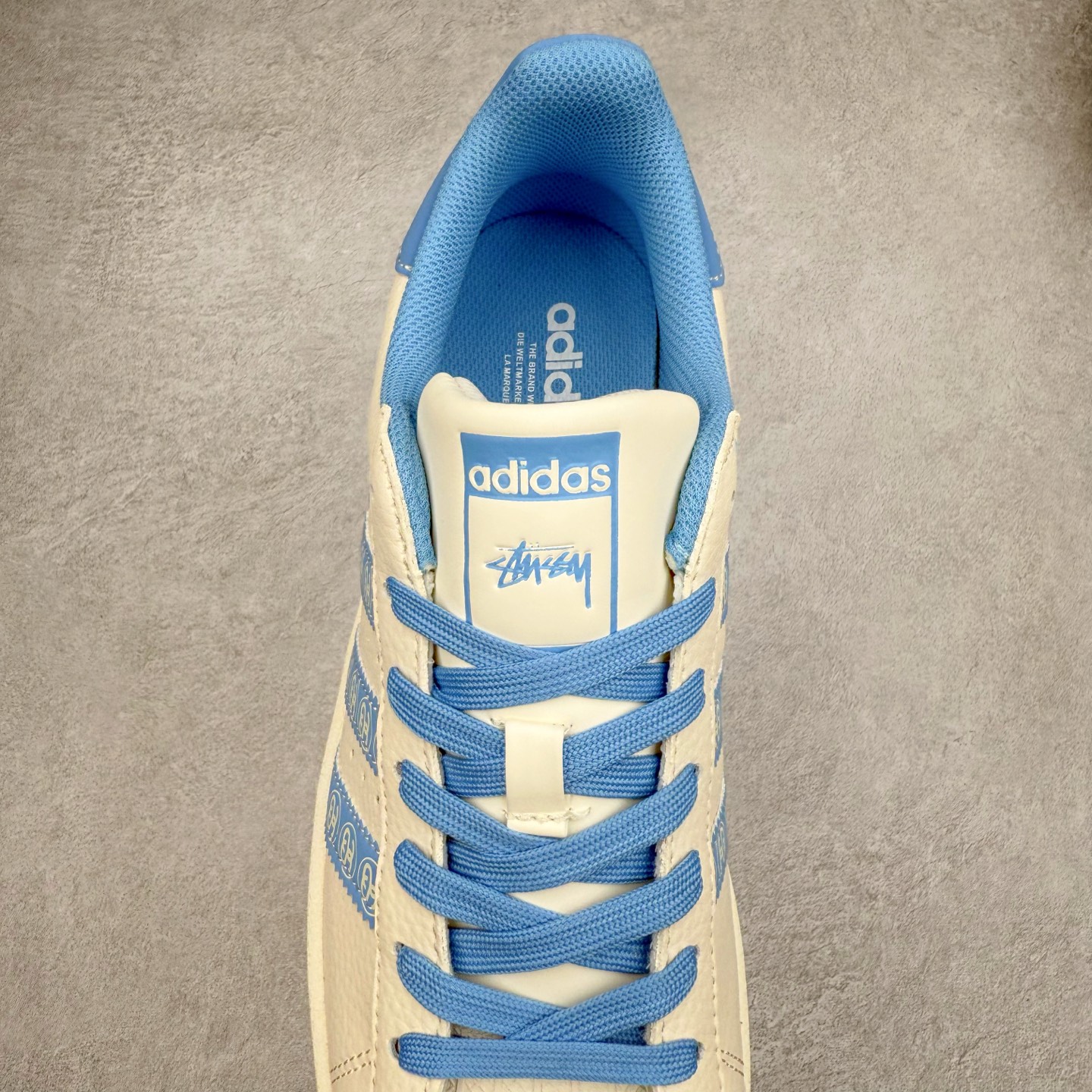 图片[5]-＃C2 AD Originals Superstar 经典复古贝壳头板鞋 XG0011 诞生于1969年 是第一双将全皮面鞋 身与橡胶鞋头结合在一起的低帮篮球鞋 Superstar最开始 是作为高帮篮球鞋Pro Model的低帮版本而出现的 但因为其独特和醒目的橡胶鞋头造型而让大家熟知 被大家形象地称为\\\”shelltoe\\\”贝壳头 在70年代的美国职业篮球场上 接近3/4的NBA球员都将这双Superstar作为场上用鞋 80年代之后 经过不断的改良和发展 Superstar逐渐成为横跨时装、音乐、街头文化、休闲和运动等各大领域的时尚潮鞋 尺码：36 36.5 37 38 38.5 39 40 40.5 41 42 42.5 43 44 44.5 45-选品中心