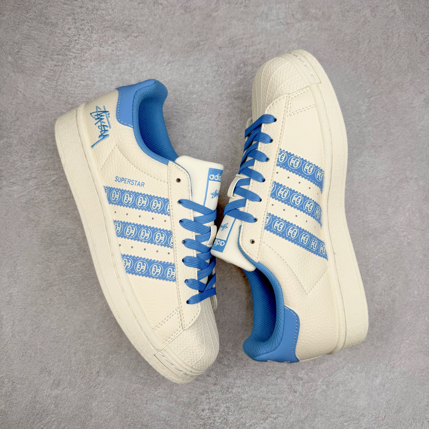 图片[3]-＃C2 AD Originals Superstar 经典复古贝壳头板鞋 XG0011 诞生于1969年 是第一双将全皮面鞋 身与橡胶鞋头结合在一起的低帮篮球鞋 Superstar最开始 是作为高帮篮球鞋Pro Model的低帮版本而出现的 但因为其独特和醒目的橡胶鞋头造型而让大家熟知 被大家形象地称为\\\”shelltoe\\\”贝壳头 在70年代的美国职业篮球场上 接近3/4的NBA球员都将这双Superstar作为场上用鞋 80年代之后 经过不断的改良和发展 Superstar逐渐成为横跨时装、音乐、街头文化、休闲和运动等各大领域的时尚潮鞋 尺码：36 36.5 37 38 38.5 39 40 40.5 41 42 42.5 43 44 44.5 45-选品中心