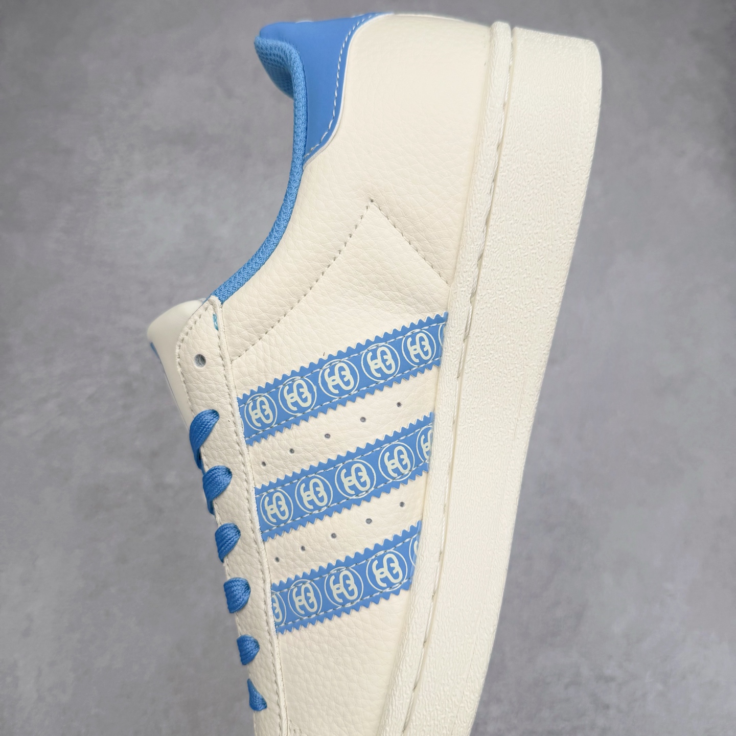 图片[7]-＃C2 AD Originals Superstar 经典复古贝壳头板鞋 XG0011 诞生于1969年 是第一双将全皮面鞋 身与橡胶鞋头结合在一起的低帮篮球鞋 Superstar最开始 是作为高帮篮球鞋Pro Model的低帮版本而出现的 但因为其独特和醒目的橡胶鞋头造型而让大家熟知 被大家形象地称为\\\”shelltoe\\\”贝壳头 在70年代的美国职业篮球场上 接近3/4的NBA球员都将这双Superstar作为场上用鞋 80年代之后 经过不断的改良和发展 Superstar逐渐成为横跨时装、音乐、街头文化、休闲和运动等各大领域的时尚潮鞋 尺码：36 36.5 37 38 38.5 39 40 40.5 41 42 42.5 43 44 44.5 45-选品中心