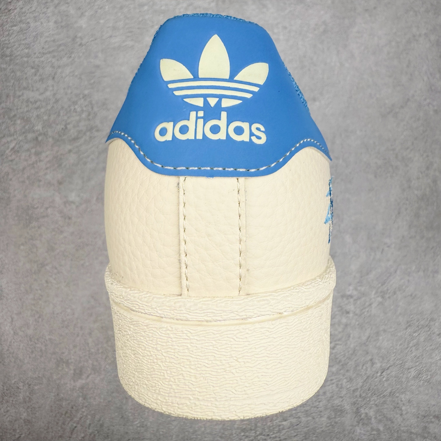 图片[8]-＃C2 AD Originals Superstar 经典复古贝壳头板鞋 XG0011 诞生于1969年 是第一双将全皮面鞋 身与橡胶鞋头结合在一起的低帮篮球鞋 Superstar最开始 是作为高帮篮球鞋Pro Model的低帮版本而出现的 但因为其独特和醒目的橡胶鞋头造型而让大家熟知 被大家形象地称为\\\”shelltoe\\\”贝壳头 在70年代的美国职业篮球场上 接近3/4的NBA球员都将这双Superstar作为场上用鞋 80年代之后 经过不断的改良和发展 Superstar逐渐成为横跨时装、音乐、街头文化、休闲和运动等各大领域的时尚潮鞋 尺码：36 36.5 37 38 38.5 39 40 40.5 41 42 42.5 43 44 44.5 45-选品中心