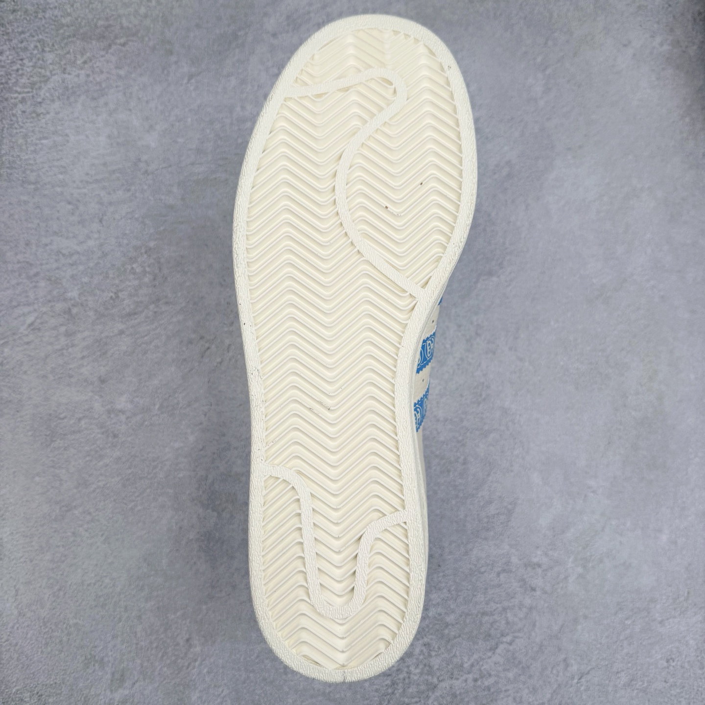 图片[9]-＃C2 AD Originals Superstar 经典复古贝壳头板鞋 XG0011 诞生于1969年 是第一双将全皮面鞋 身与橡胶鞋头结合在一起的低帮篮球鞋 Superstar最开始 是作为高帮篮球鞋Pro Model的低帮版本而出现的 但因为其独特和醒目的橡胶鞋头造型而让大家熟知 被大家形象地称为\\\”shelltoe\\\”贝壳头 在70年代的美国职业篮球场上 接近3/4的NBA球员都将这双Superstar作为场上用鞋 80年代之后 经过不断的改良和发展 Superstar逐渐成为横跨时装、音乐、街头文化、休闲和运动等各大领域的时尚潮鞋 尺码：36 36.5 37 38 38.5 39 40 40.5 41 42 42.5 43 44 44.5 45-选品中心