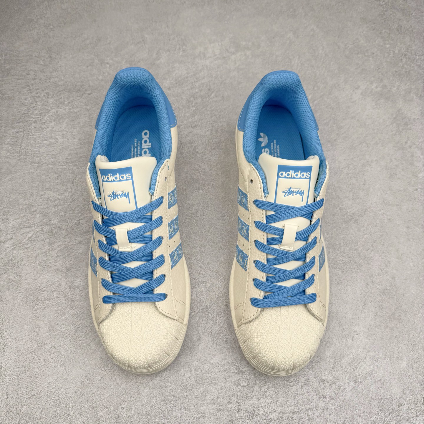 图片[2]-＃C2 AD Originals Superstar 经典复古贝壳头板鞋 XG0011 诞生于1969年 是第一双将全皮面鞋 身与橡胶鞋头结合在一起的低帮篮球鞋 Superstar最开始 是作为高帮篮球鞋Pro Model的低帮版本而出现的 但因为其独特和醒目的橡胶鞋头造型而让大家熟知 被大家形象地称为\\\”shelltoe\\\”贝壳头 在70年代的美国职业篮球场上 接近3/4的NBA球员都将这双Superstar作为场上用鞋 80年代之后 经过不断的改良和发展 Superstar逐渐成为横跨时装、音乐、街头文化、休闲和运动等各大领域的时尚潮鞋 尺码：36 36.5 37 38 38.5 39 40 40.5 41 42 42.5 43 44 44.5 45-选品中心