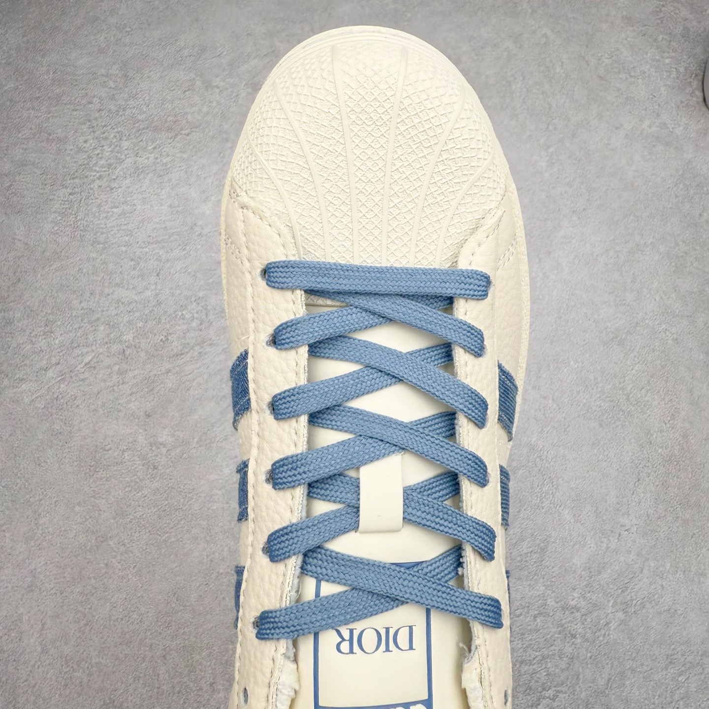 图片[4]-＃C2 AD Originals Superstar 经典复古贝壳头板鞋 AD8010 诞生于1969年 是第一双将全皮面鞋 身与橡胶鞋头结合在一起的低帮篮球鞋 Superstar最开始 是作为高帮篮球鞋Pro Model的低帮版本而出现的 但因为其独特和醒目的橡胶鞋头造型而让大家熟知 被大家形象地称为\\\”shelltoe\\\”贝壳头 在70年代的美国职业篮球场上 接近3/4的NBA球员都将这双Superstar作为场上用鞋 80年代之后 经过不断的改良和发展 Superstar逐渐成为横跨时装、音乐、街头文化、休闲和运动等各大领域的时尚潮鞋 尺码：36 36.5 37 38 38.5 39 40 40.5 41 42 42.5 43 44 44.5 45-选品中心