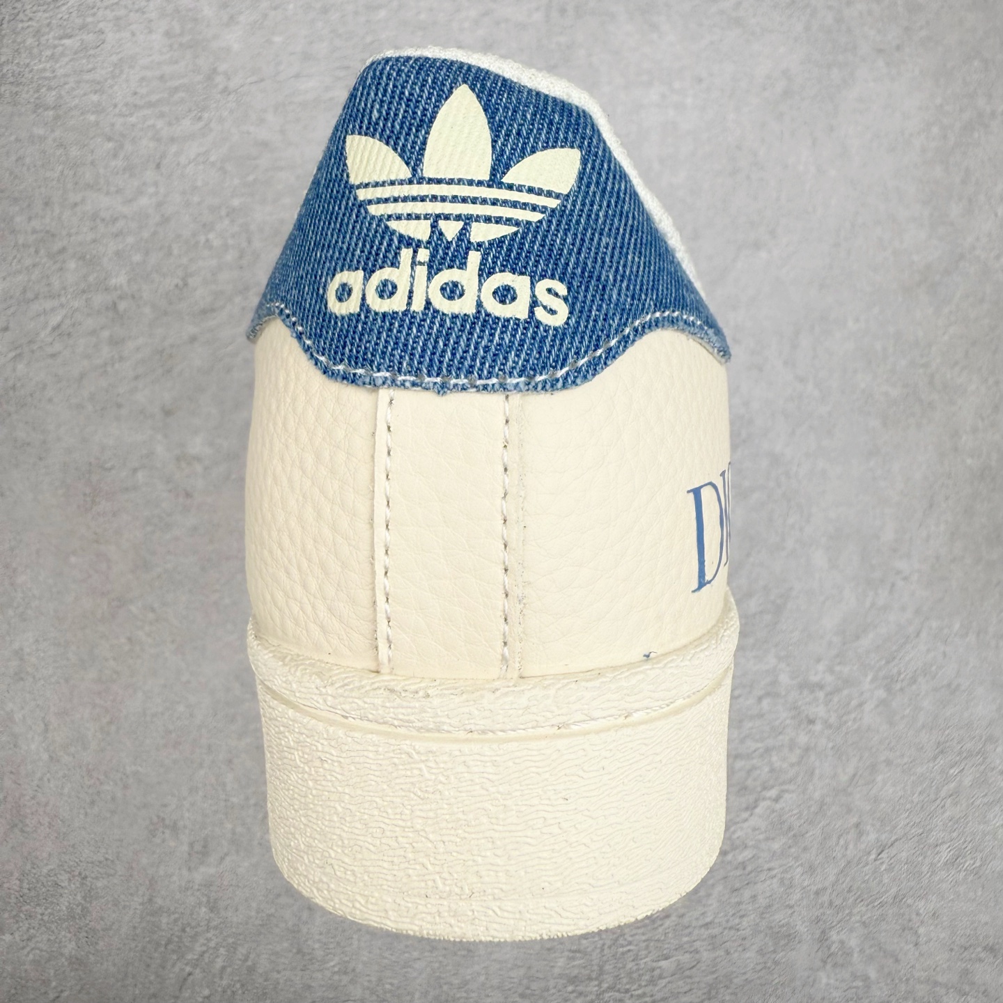 图片[8]-＃C2 AD Originals Superstar 经典复古贝壳头板鞋 AD8010 诞生于1969年 是第一双将全皮面鞋 身与橡胶鞋头结合在一起的低帮篮球鞋 Superstar最开始 是作为高帮篮球鞋Pro Model的低帮版本而出现的 但因为其独特和醒目的橡胶鞋头造型而让大家熟知 被大家形象地称为\\\”shelltoe\\\”贝壳头 在70年代的美国职业篮球场上 接近3/4的NBA球员都将这双Superstar作为场上用鞋 80年代之后 经过不断的改良和发展 Superstar逐渐成为横跨时装、音乐、街头文化、休闲和运动等各大领域的时尚潮鞋 尺码：36 36.5 37 38 38.5 39 40 40.5 41 42 42.5 43 44 44.5 45-选品中心