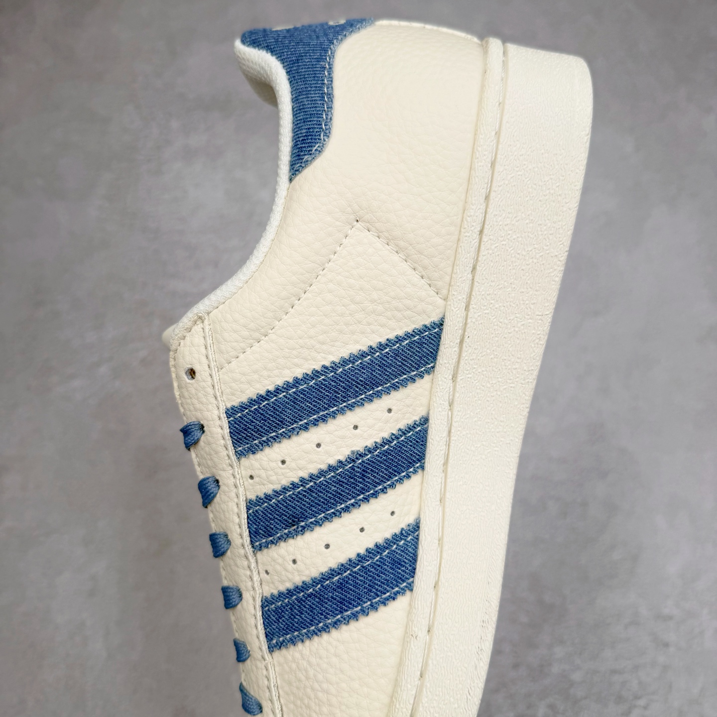 图片[7]-＃C2 AD Originals Superstar 经典复古贝壳头板鞋 AD8010 诞生于1969年 是第一双将全皮面鞋 身与橡胶鞋头结合在一起的低帮篮球鞋 Superstar最开始 是作为高帮篮球鞋Pro Model的低帮版本而出现的 但因为其独特和醒目的橡胶鞋头造型而让大家熟知 被大家形象地称为\\\”shelltoe\\\”贝壳头 在70年代的美国职业篮球场上 接近3/4的NBA球员都将这双Superstar作为场上用鞋 80年代之后 经过不断的改良和发展 Superstar逐渐成为横跨时装、音乐、街头文化、休闲和运动等各大领域的时尚潮鞋 尺码：36 36.5 37 38 38.5 39 40 40.5 41 42 42.5 43 44 44.5 45-选品中心