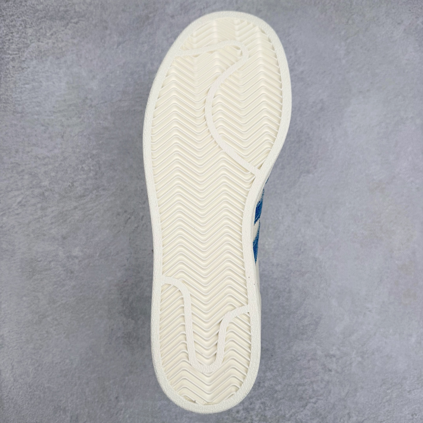 图片[9]-＃C2 AD Originals Superstar 经典复古贝壳头板鞋 AD8010 诞生于1969年 是第一双将全皮面鞋 身与橡胶鞋头结合在一起的低帮篮球鞋 Superstar最开始 是作为高帮篮球鞋Pro Model的低帮版本而出现的 但因为其独特和醒目的橡胶鞋头造型而让大家熟知 被大家形象地称为\\\”shelltoe\\\”贝壳头 在70年代的美国职业篮球场上 接近3/4的NBA球员都将这双Superstar作为场上用鞋 80年代之后 经过不断的改良和发展 Superstar逐渐成为横跨时装、音乐、街头文化、休闲和运动等各大领域的时尚潮鞋 尺码：36 36.5 37 38 38.5 39 40 40.5 41 42 42.5 43 44 44.5 45-选品中心