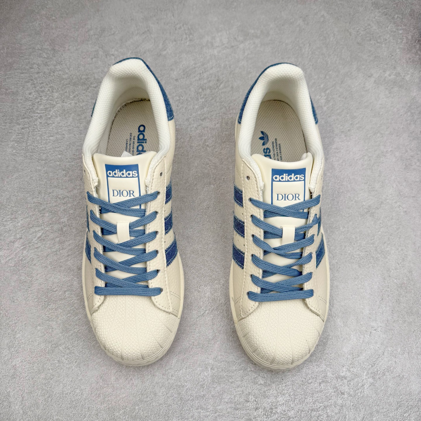 图片[2]-＃C2 AD Originals Superstar 经典复古贝壳头板鞋 AD8010 诞生于1969年 是第一双将全皮面鞋 身与橡胶鞋头结合在一起的低帮篮球鞋 Superstar最开始 是作为高帮篮球鞋Pro Model的低帮版本而出现的 但因为其独特和醒目的橡胶鞋头造型而让大家熟知 被大家形象地称为\\\”shelltoe\\\”贝壳头 在70年代的美国职业篮球场上 接近3/4的NBA球员都将这双Superstar作为场上用鞋 80年代之后 经过不断的改良和发展 Superstar逐渐成为横跨时装、音乐、街头文化、休闲和运动等各大领域的时尚潮鞋 尺码：36 36.5 37 38 38.5 39 40 40.5 41 42 42.5 43 44 44.5 45-选品中心