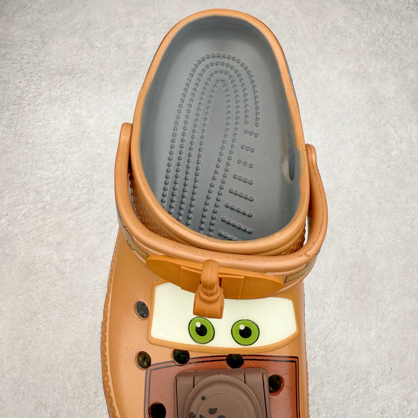 图片[5]-Cars x Crocs Classic Clog卡骆驰汽车总动员联名限定合作系列EVA经典一脚蹬包头洞洞鞋 男女同款 超轻Croslite专利材料打造 鞋面更加耐用易清洗 该鞋款轻盈舒适 2002年 经典克骆格诞生 秉承外形简单 穿着舒适的初衷 不断为消费者带来舒适的穿着体验 穿出“趣”味 鞋面洞洞可搭彰显个性的智必星 一鞋两穿 可调节式后跟带增添鞋身的稳固性能 放前面变成愜意舒适的凉拖 放后面行走跑跳更加稳妥 Croslite ™材料 封闭式细胞树脂 能够在体温作用下自动变形以适应脚部形状 涉水性优秀的同时易于清洁 抓地力强 不易打滑 Crocs的核心理念：轻便 灵活 全方位的舒适感 同步官方尺码：M4（36-37） M5（37-38）M6（38-39）M7（39-40）M8（41-42）M9（42-43）M10（43-44）M11（45-46）-选品中心