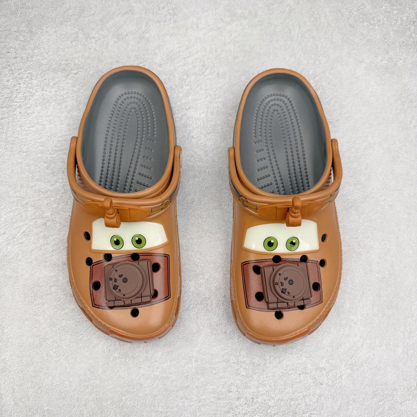 图片[2]-Cars x Crocs Classic Clog卡骆驰汽车总动员联名限定合作系列EVA经典一脚蹬包头洞洞鞋 男女同款 超轻Croslite专利材料打造 鞋面更加耐用易清洗 该鞋款轻盈舒适 2002年 经典克骆格诞生 秉承外形简单 穿着舒适的初衷 不断为消费者带来舒适的穿着体验 穿出“趣”味 鞋面洞洞可搭彰显个性的智必星 一鞋两穿 可调节式后跟带增添鞋身的稳固性能 放前面变成愜意舒适的凉拖 放后面行走跑跳更加稳妥 Croslite ™材料 封闭式细胞树脂 能够在体温作用下自动变形以适应脚部形状 涉水性优秀的同时易于清洁 抓地力强 不易打滑 Crocs的核心理念：轻便 灵活 全方位的舒适感 同步官方尺码：M4（36-37） M5（37-38）M6（38-39）M7（39-40）M8（41-42）M9（42-43）M10（43-44）M11（45-46）-选品中心